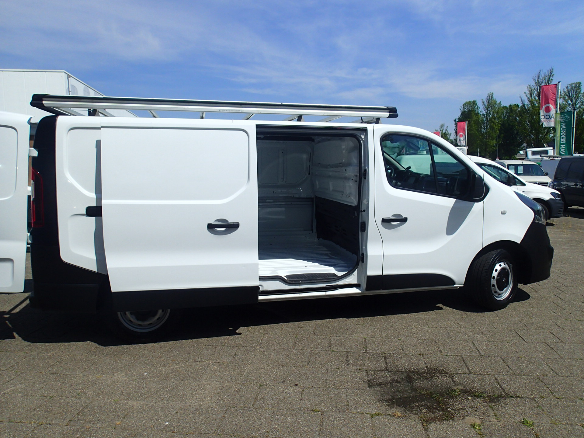 Foto van Opel Vivaro-b