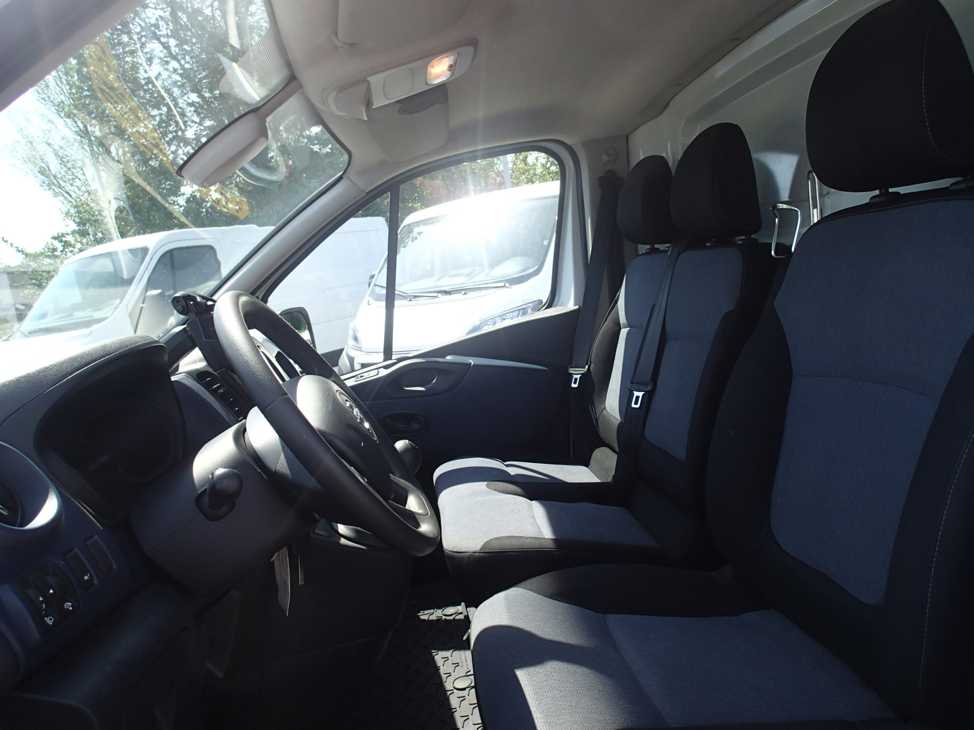 Foto van Opel Vivaro-b