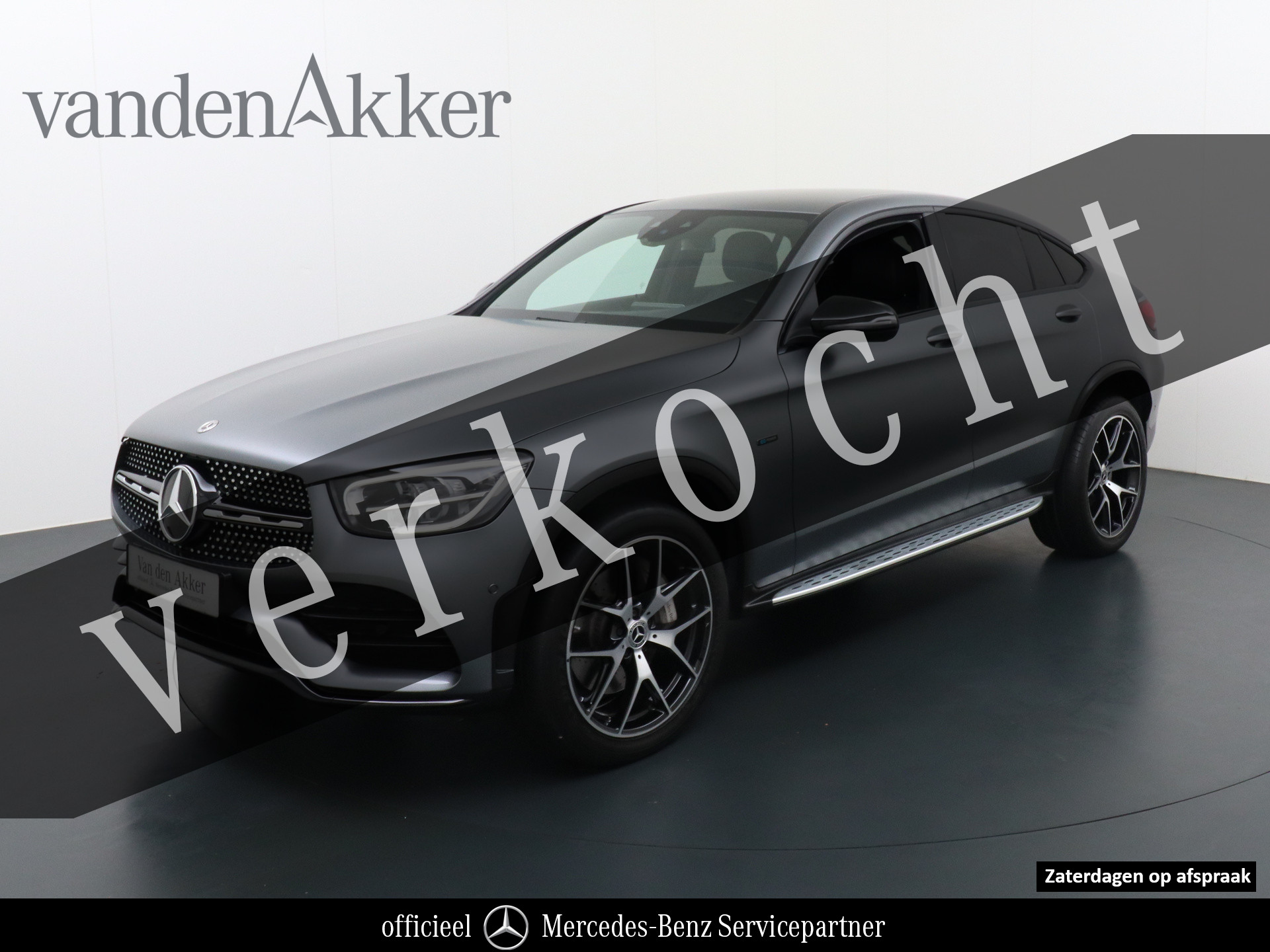 Mercedes-Benz Glc-klasse Coupé 300e Coupé AMG 4Matic // Burmester / Magno Grijs // 20 inch // Treeplanken // Night pakket 2021 - voorkant