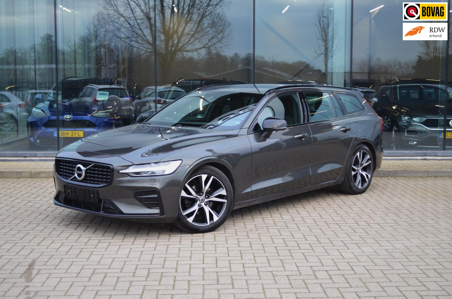 Volvo V60 2.0 B4 R-Design | Leder | Elek. achterklep | Navi | Memory 2022 - voorkant
