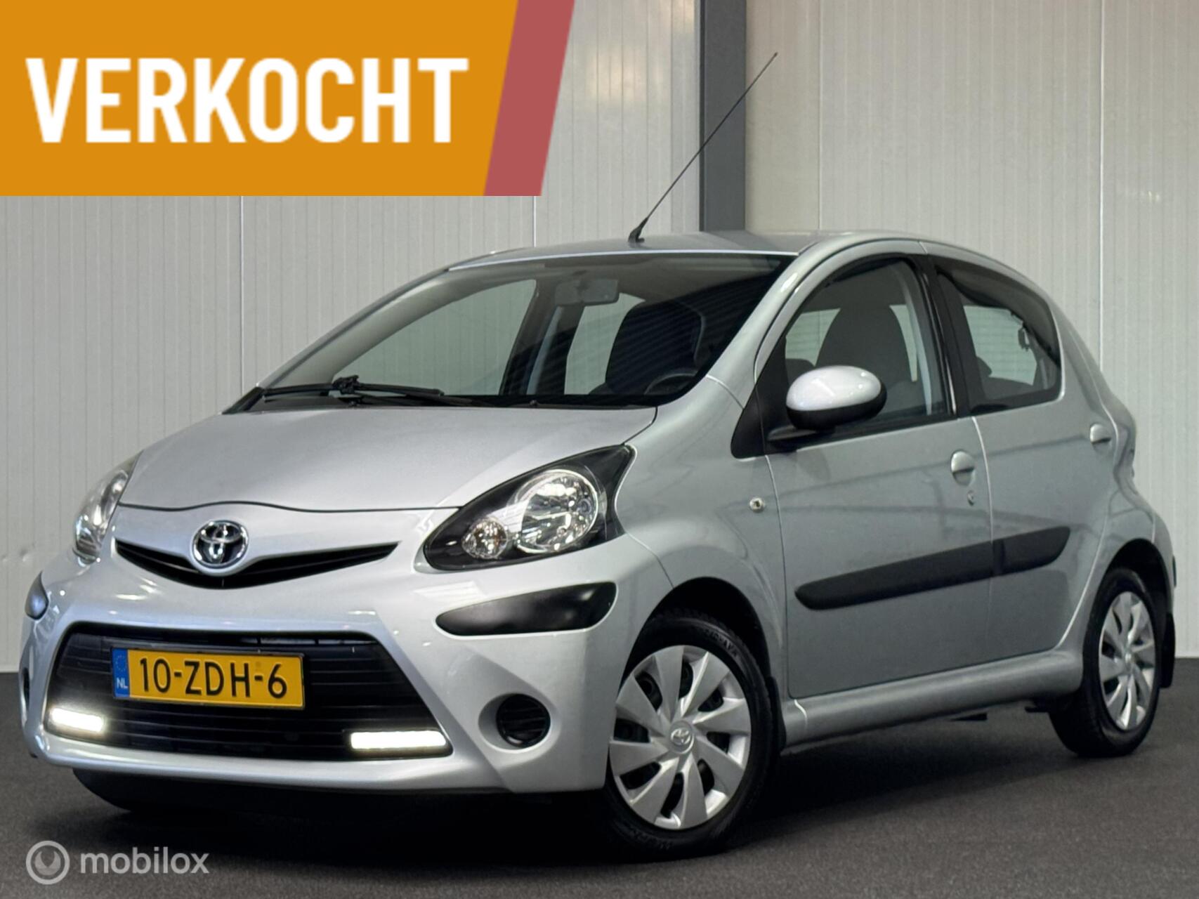 Toyota Toyota Aygo 1.0 VVT-i Aspiration5-drs [ NAP trekhaak airco ] 2012 - voorkant