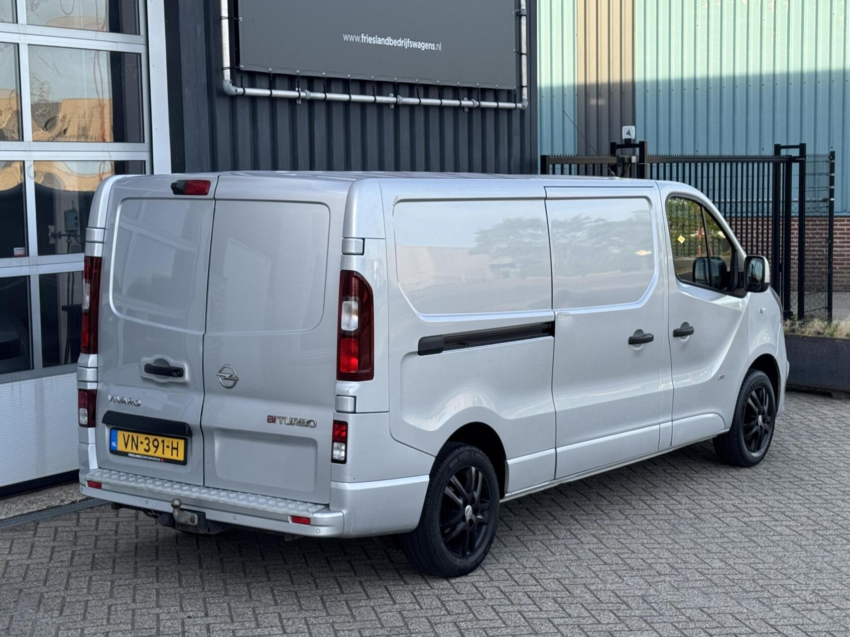 Foto van Opel Vivaro-b