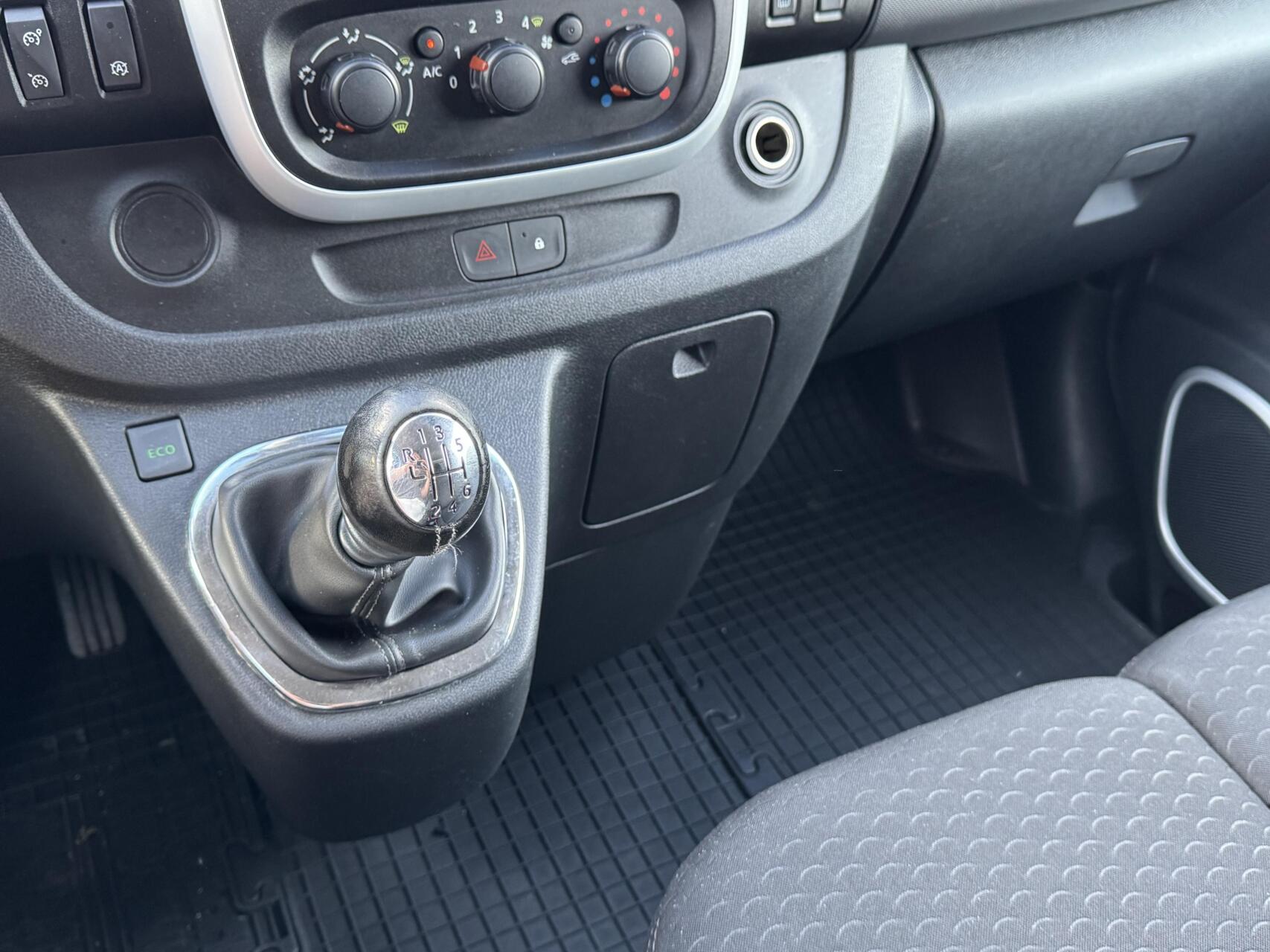 Foto van Opel Vivaro-b