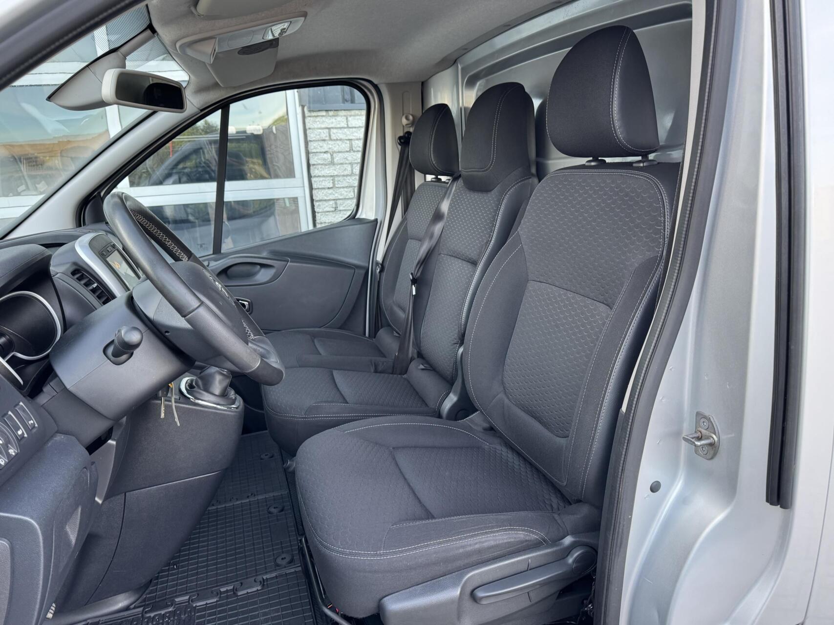 Foto van Opel Vivaro-b