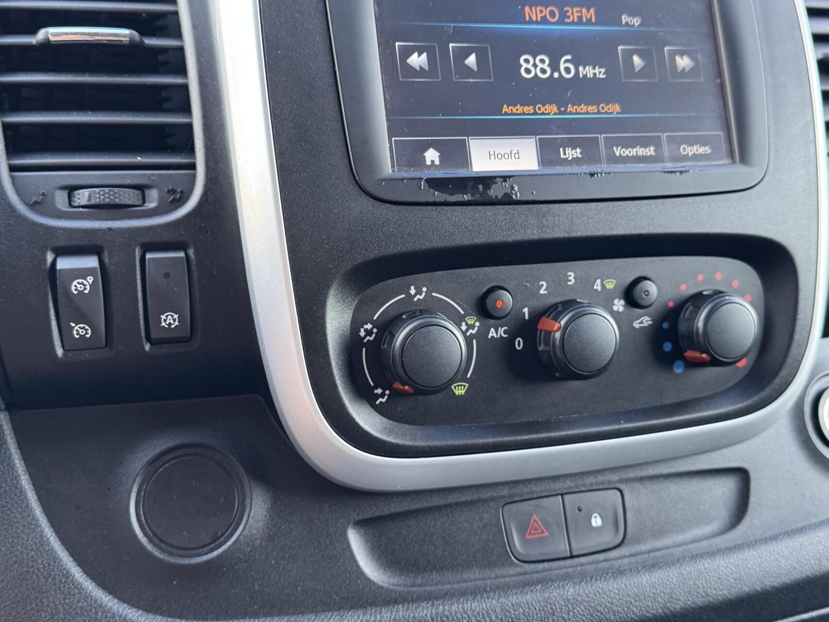 Foto van Opel Vivaro-b