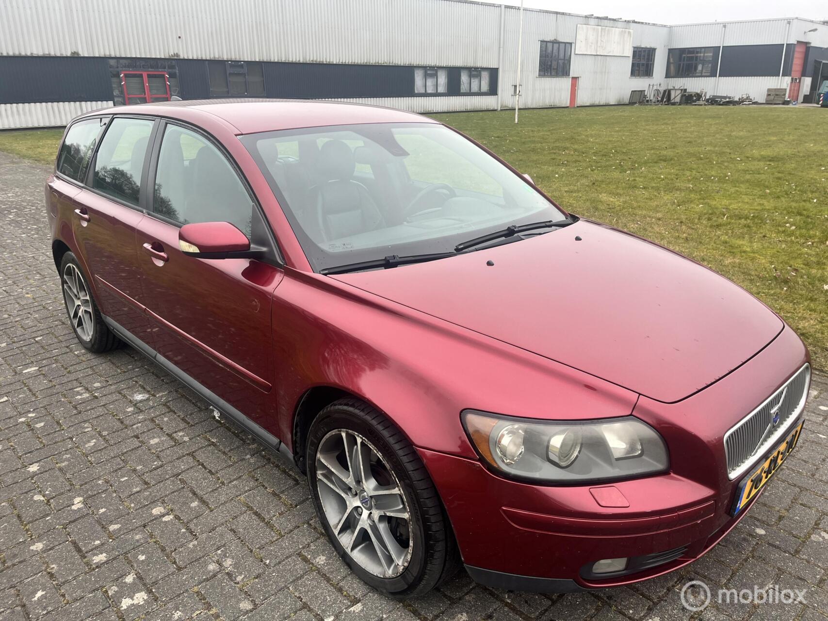 Volvo V50 2.5 T5 Summum Automaat / Airco / Leder / Cruise / APK / NAP / Trekhaak / PDC / 2005 - voorkant