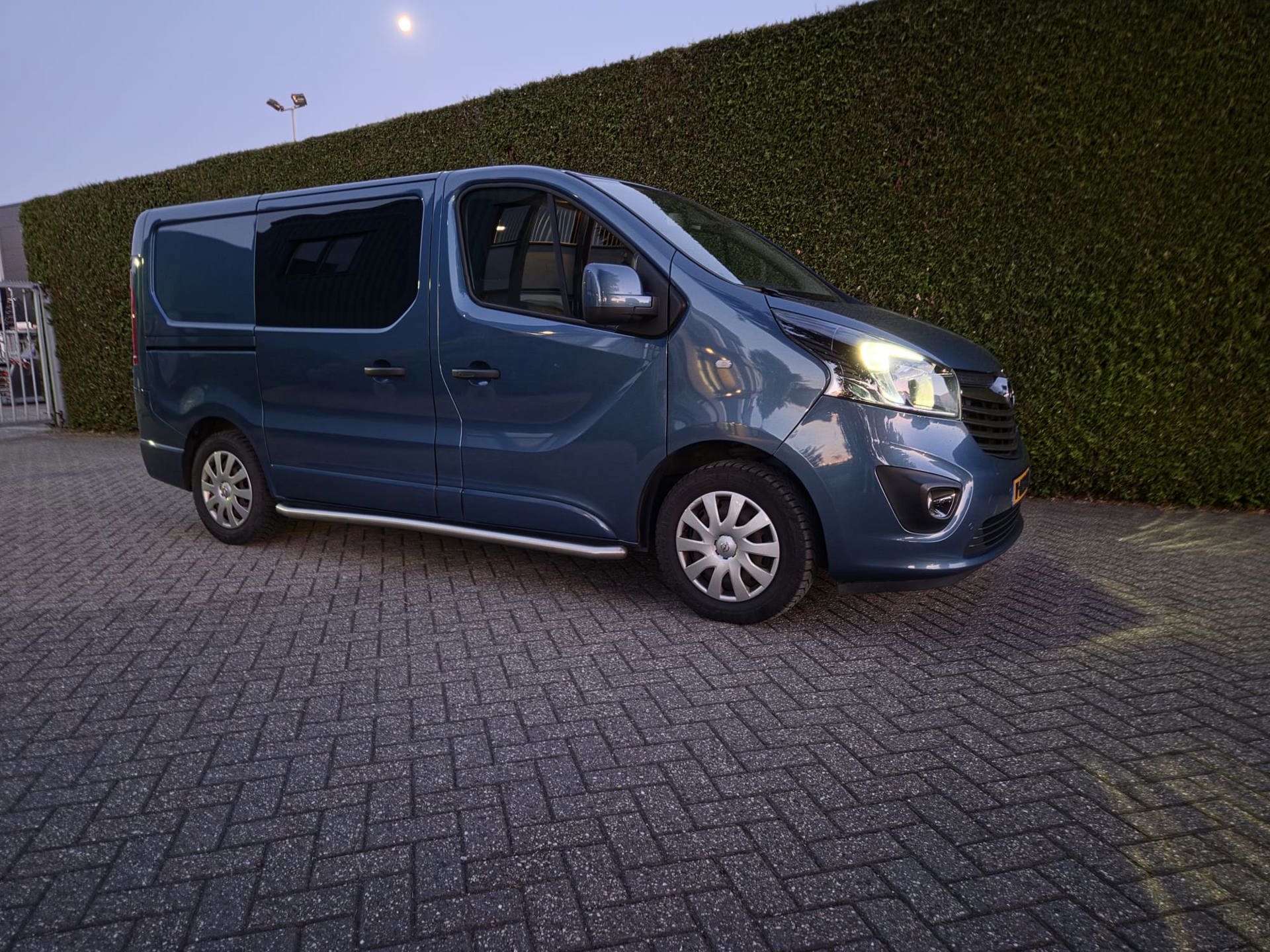 Foto van Opel Vivaro-b