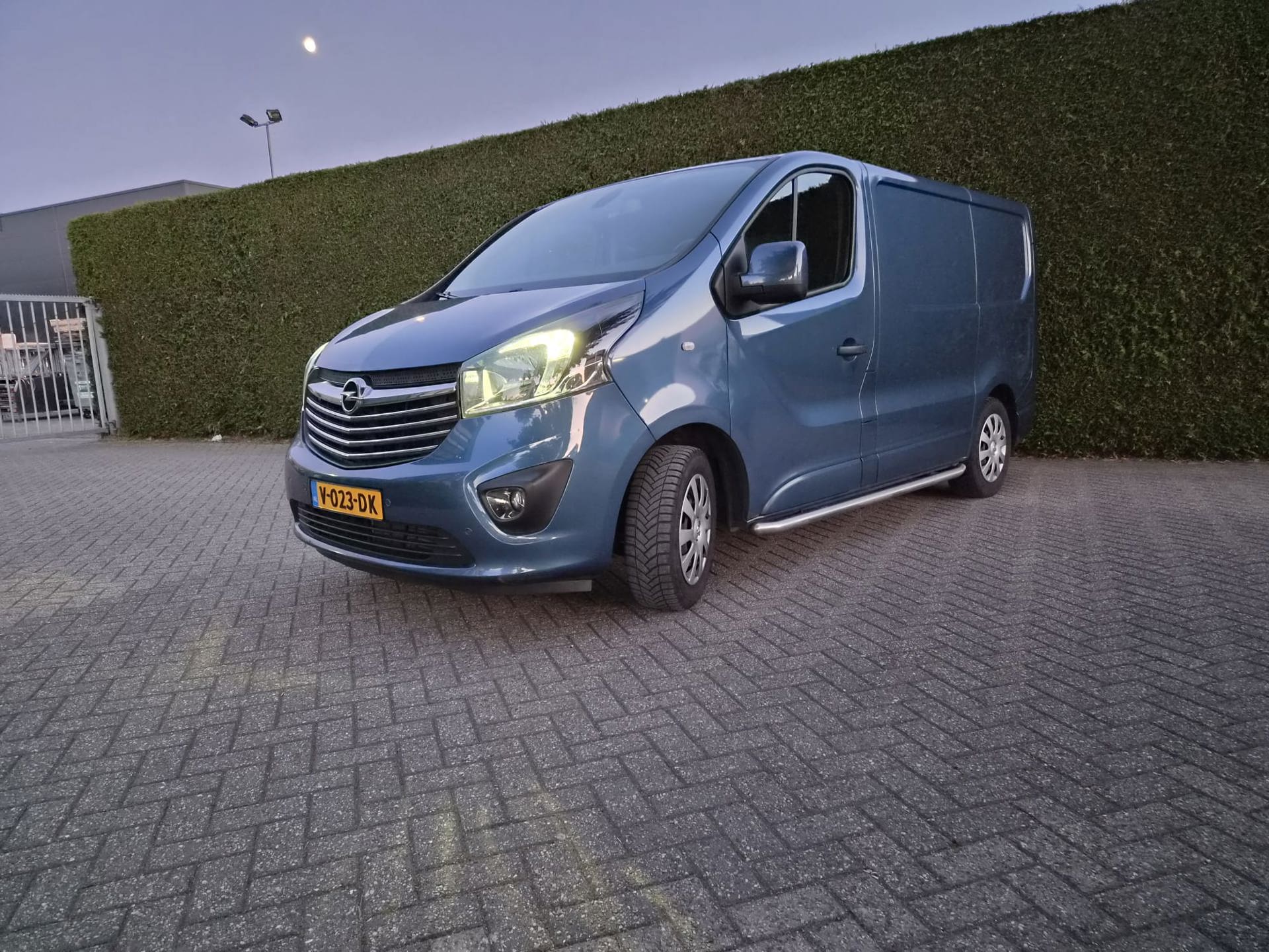 Foto van Opel Vivaro-b