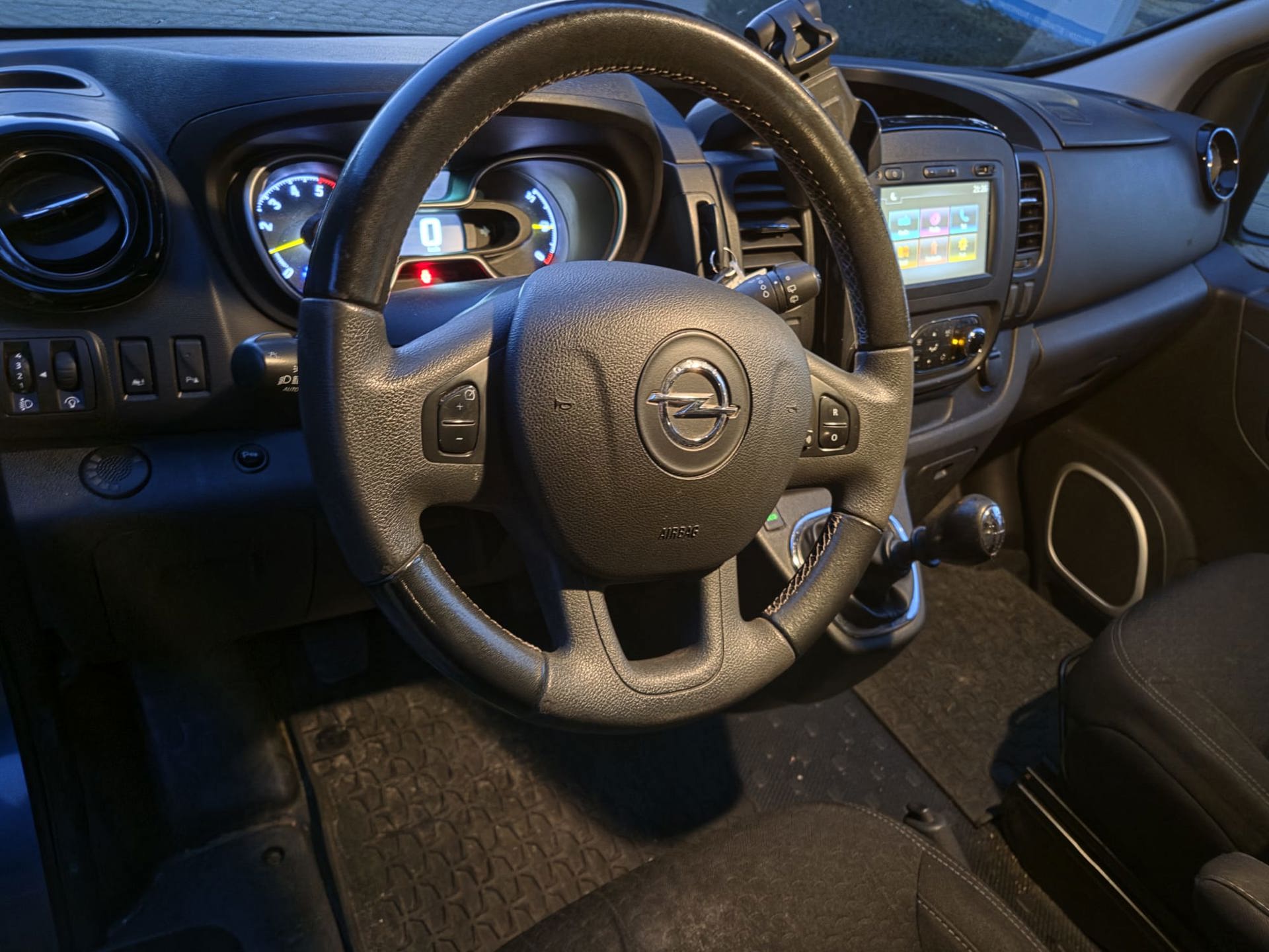 Foto van Opel Vivaro-b