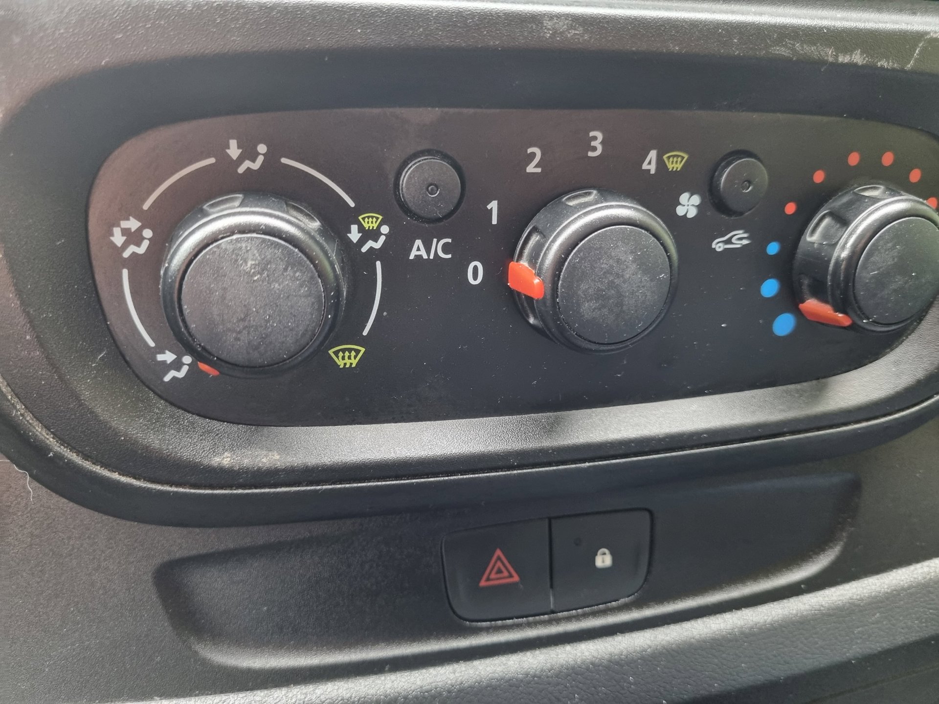 Foto van Opel Vivaro-b
