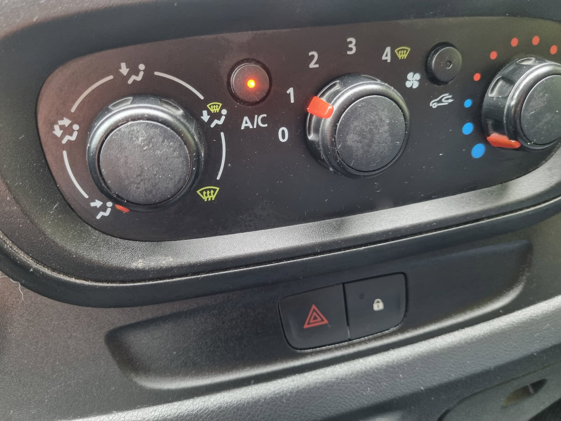 Foto van Opel Vivaro-b