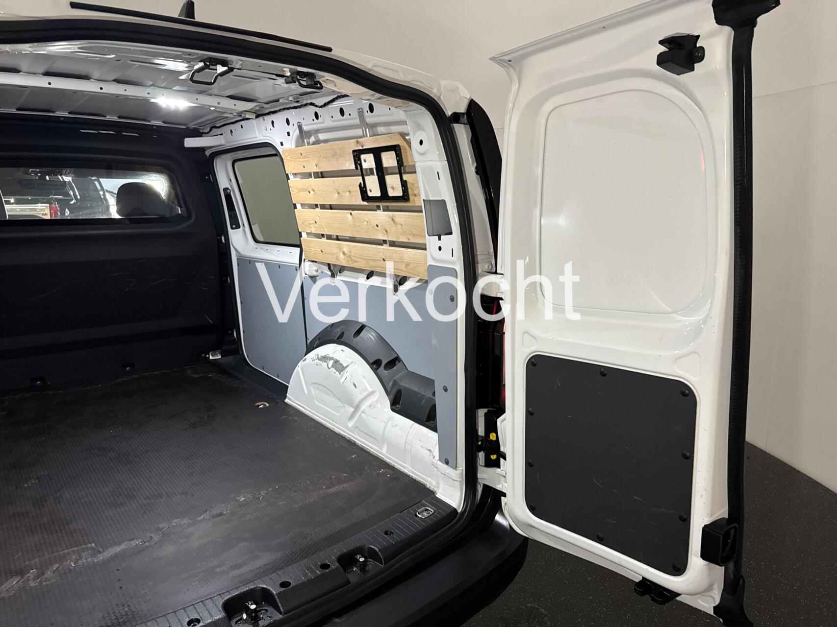 Foto van Volkswagen Caddy Modified Partition Wall