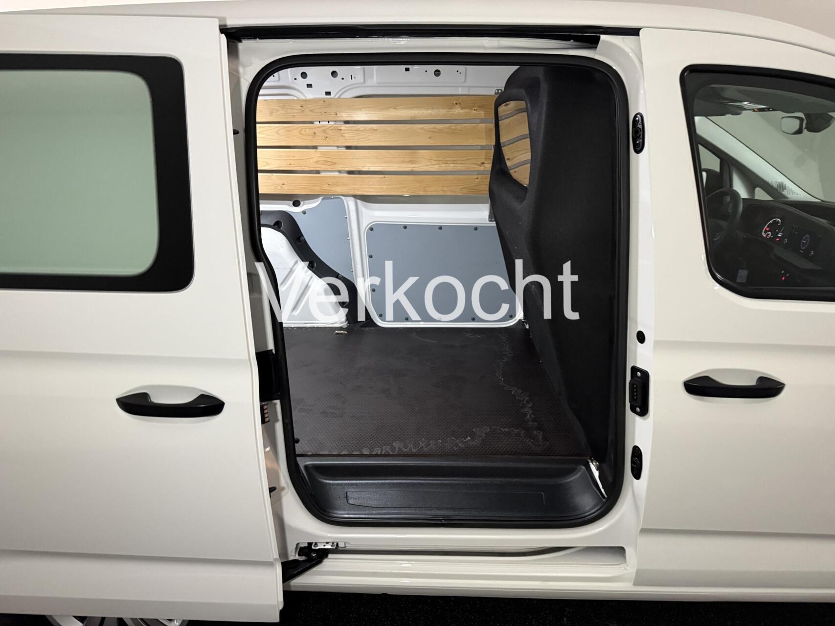 Foto van Volkswagen Caddy Modified Partition Wall