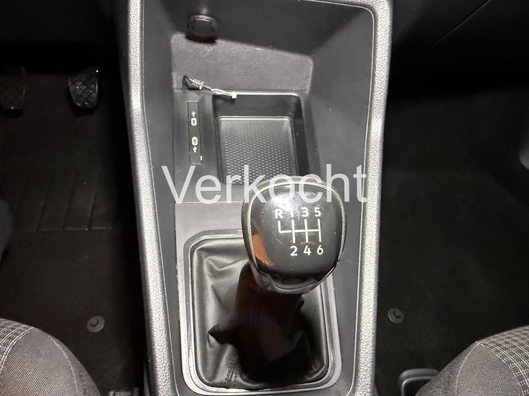 Foto van Volkswagen Caddy Modified Partition Wall