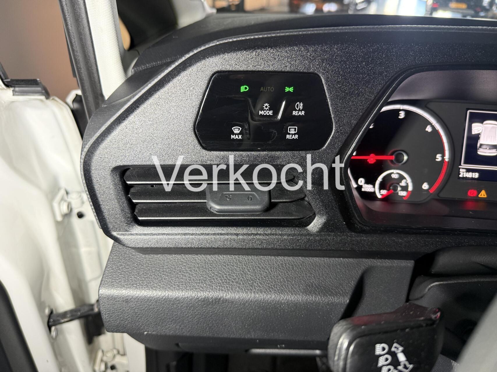 Foto van Volkswagen Caddy Modified Partition Wall