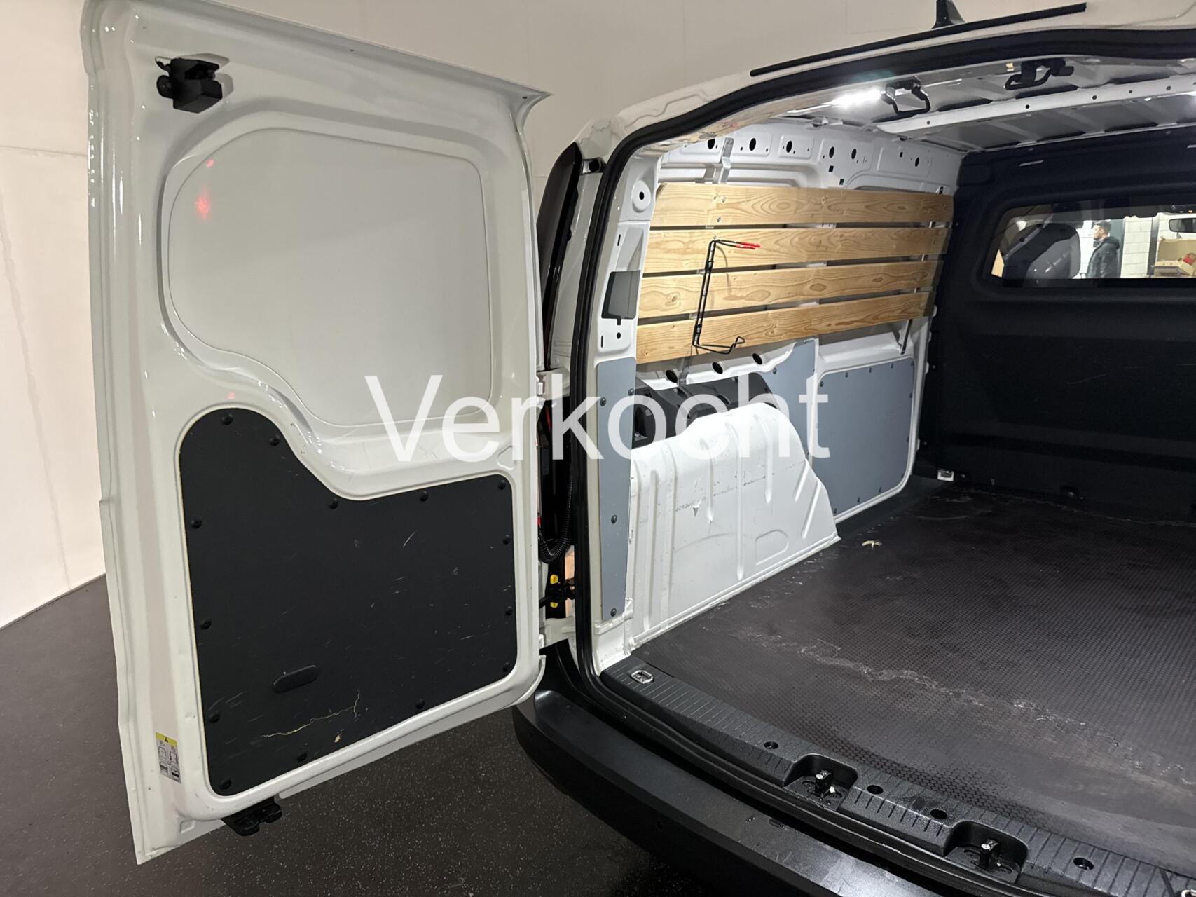 Foto van Volkswagen Caddy Modified Partition Wall