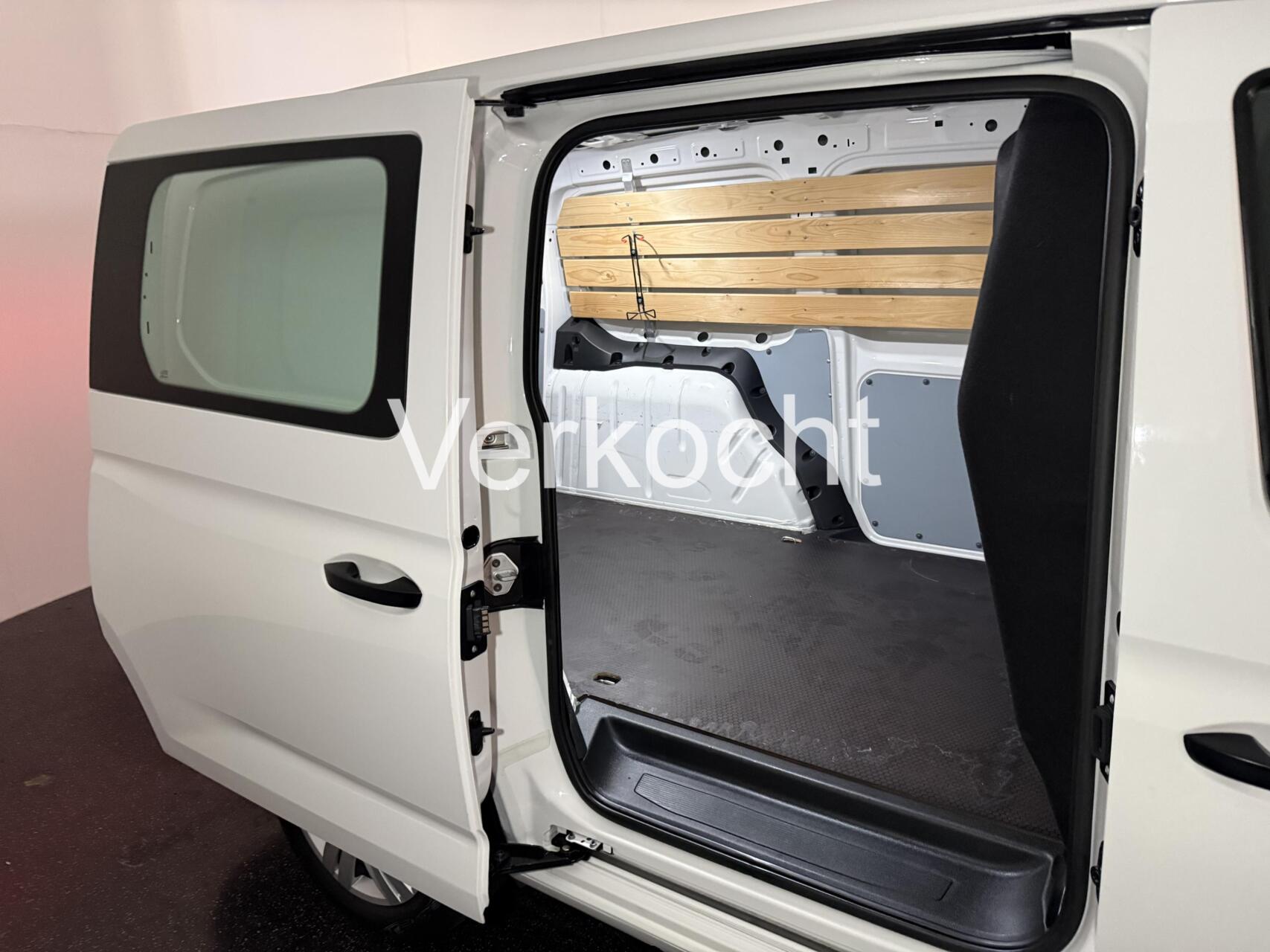 Foto van Volkswagen Caddy Modified Partition Wall