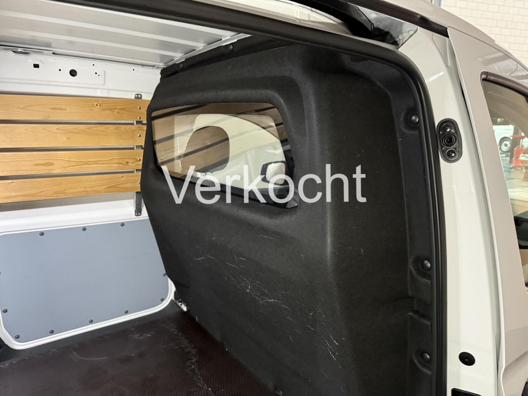 Foto van Volkswagen Caddy Modified Partition Wall