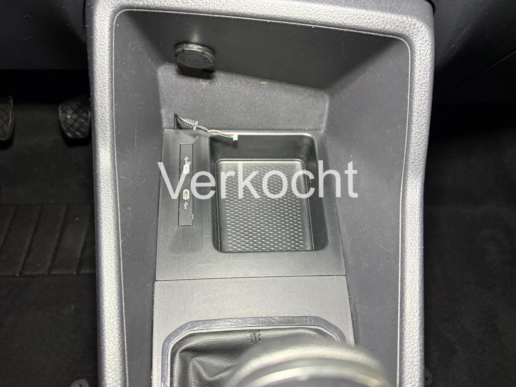 Foto van Volkswagen Caddy Modified Partition Wall