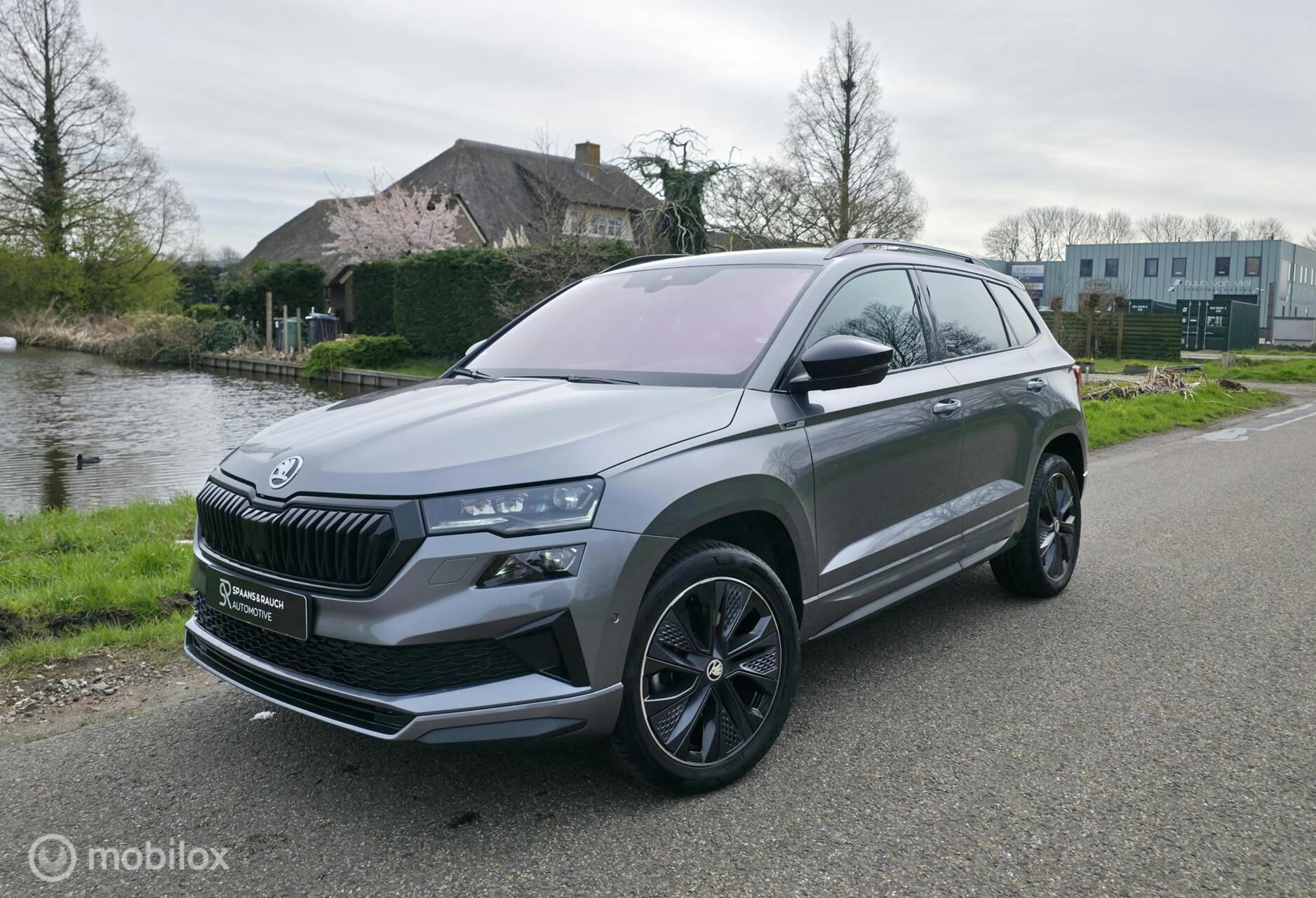 Skoda Karoq 1.5 TSI ACT Sportline / Trekh. / Navi / Carplay 2023 - voorkant