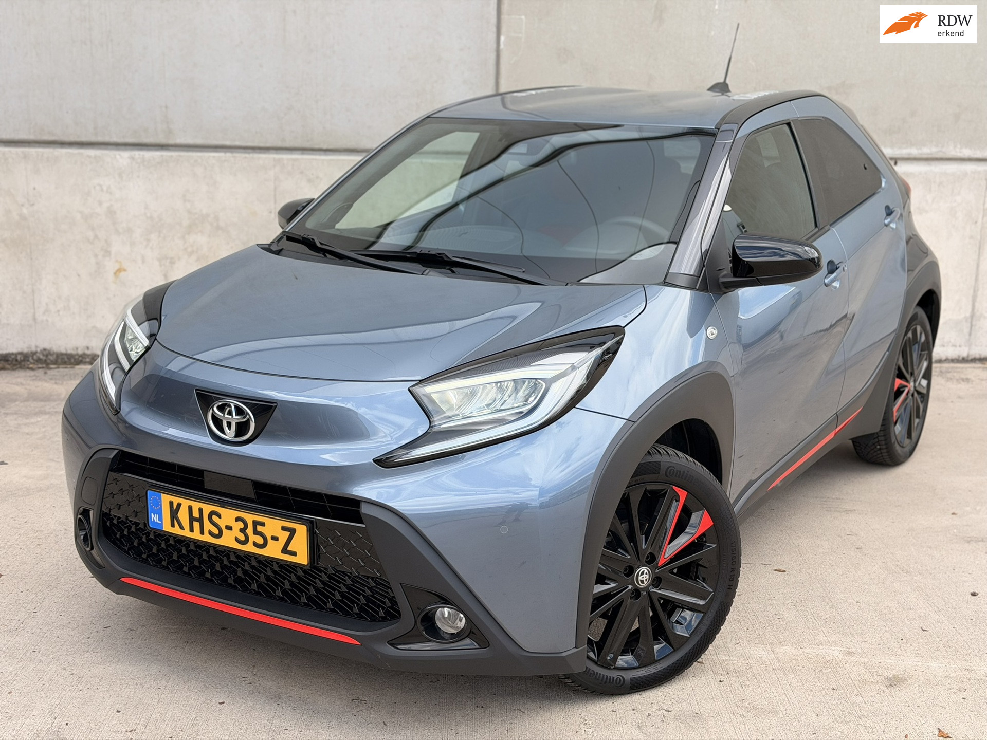 Toyota Toyota Aygo X 1.0 VVT-i S-CVT Undercover JBL Navi Leder 18'' ACC Clima Keyless 2023 - voorkant