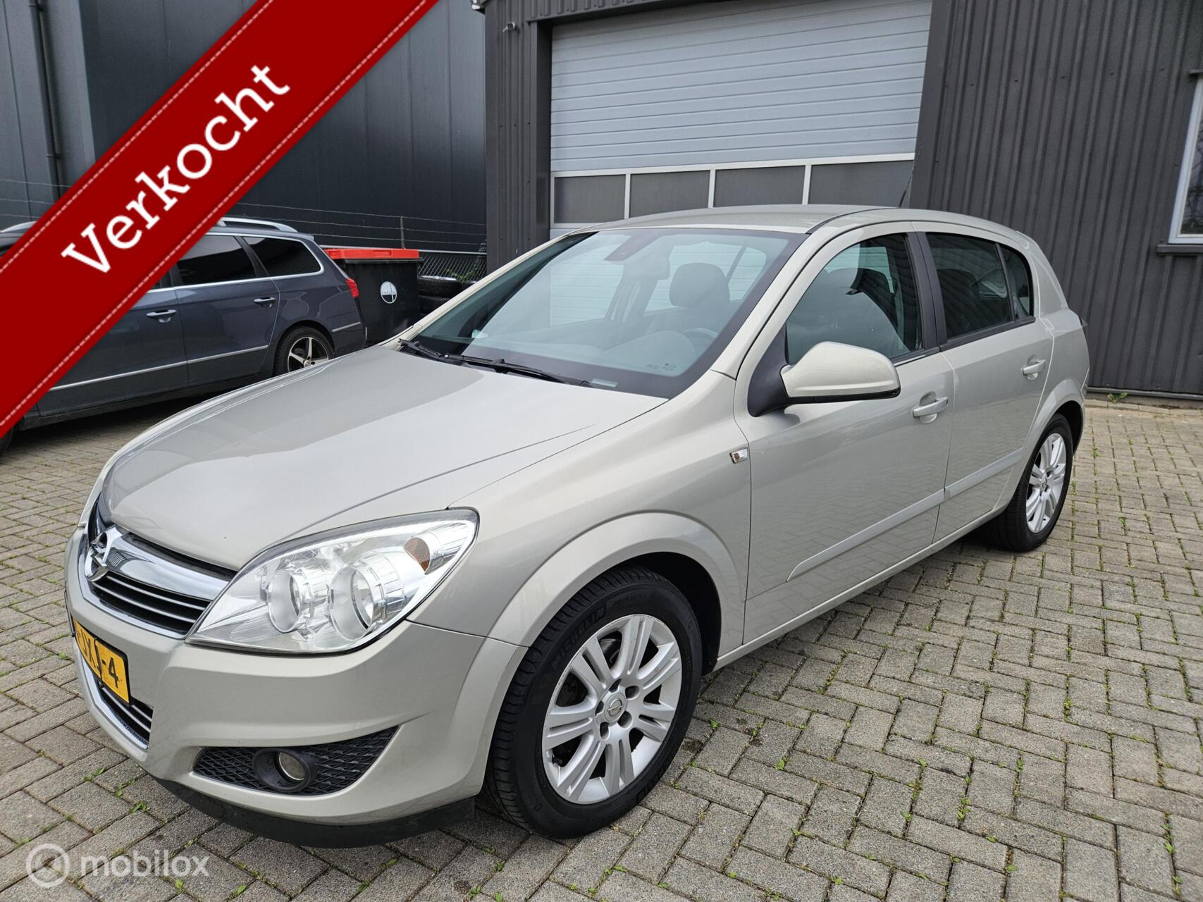 Opel Astra 1.6 Cosmo AIRCO/CRUISE/LEER/ APK 07/2027 VASTEPRIJS 2009 - voorkant