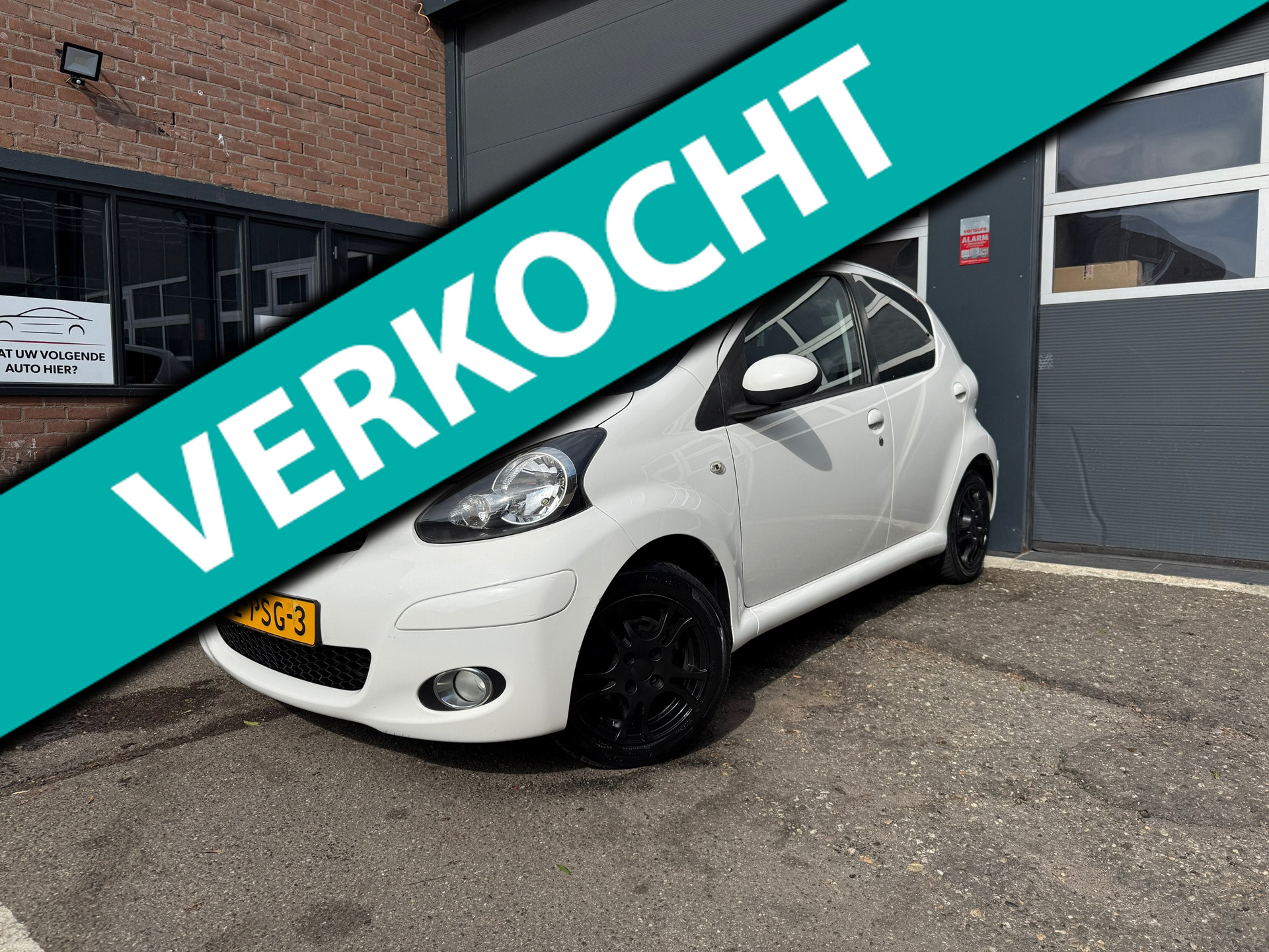 Toyota Toyota Aygo 1.0-12V Dynamic Navigator 2011 - voorkant