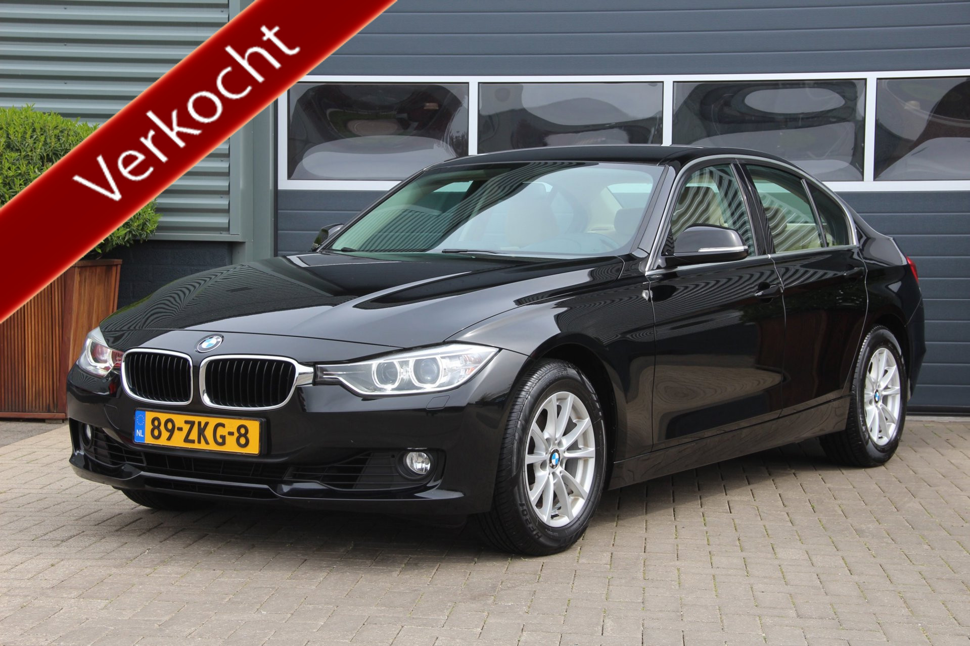 BMW 3er Reihe 320i High Executive NL Auto | 2e Eigenaar | Navi | Leder | Airco | Cruise | Bluetooth | LMV Goede banden 2012 - voorkant