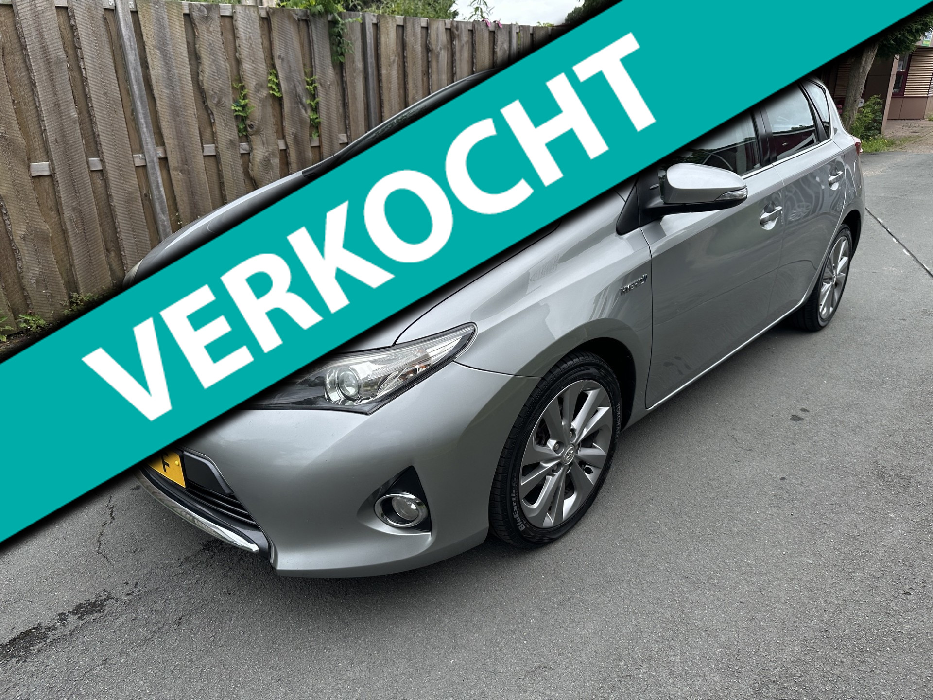 Toyota Toyota Auris 1.8 Hybrid Aspiration NAVI CAMERA DEALER ONDERHOUD 2013 - voorkant