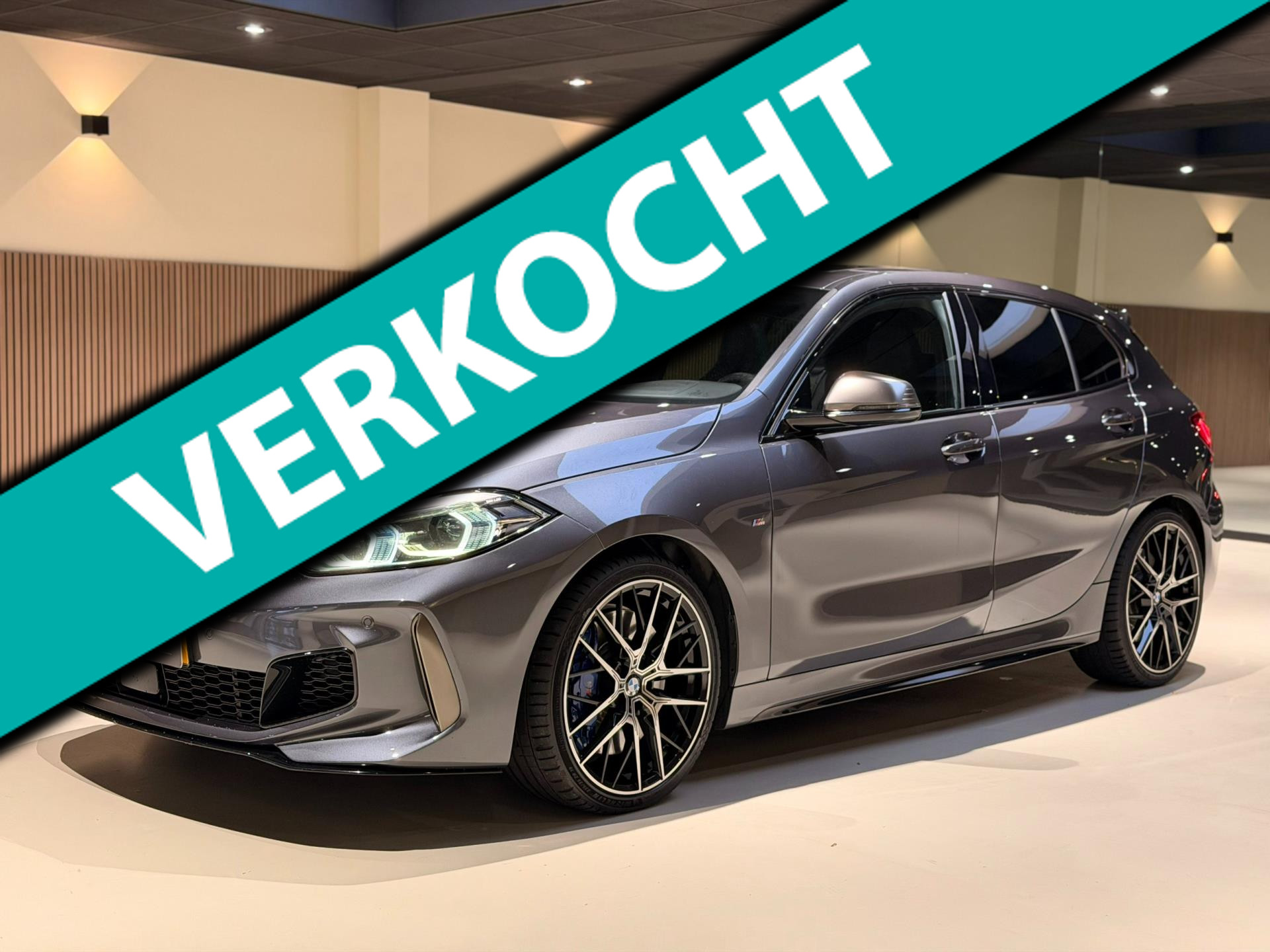 BMW 1-serie M135i xDrive High Executive Pano|M-Sport|HarmanKardon|HUD|Carplay|Stoel&Stuur verwarming|Keyless|Virtual Dash|ACC 2019 - voorkant