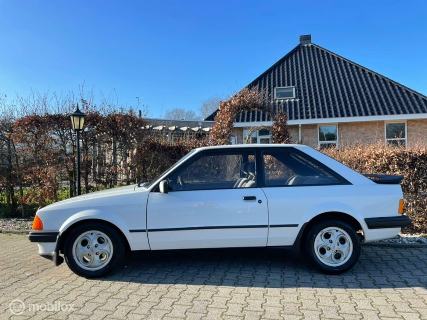 Ford Escort 1.6 XR3 2e Eigenaar 98000KM Top staat nooit gerestaureerd helemaal origineel en Nederlands 1981 - voorkant