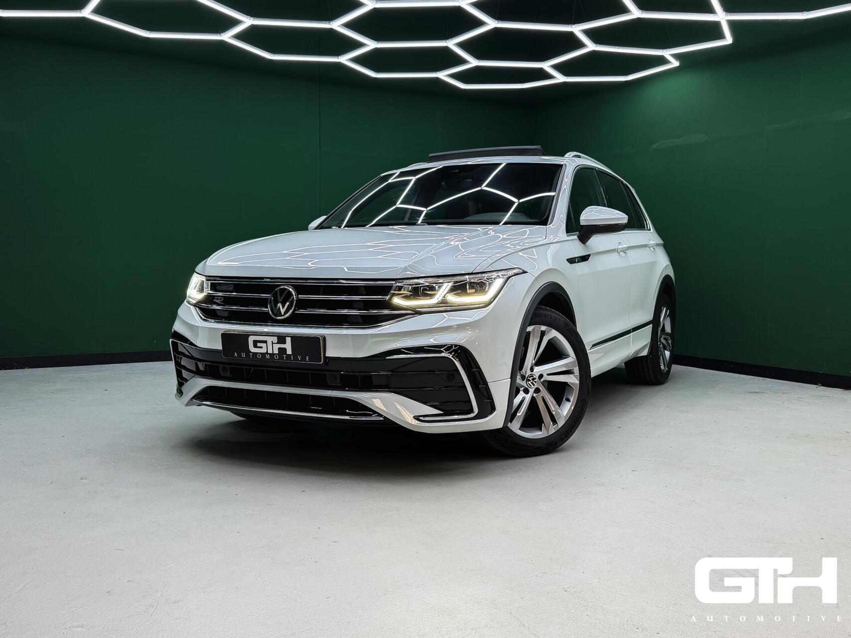 Volkswagen Tiguan 1.5 TSI R-Line IQ | Pano | Trekhaak | NAP 2020 - voorkant