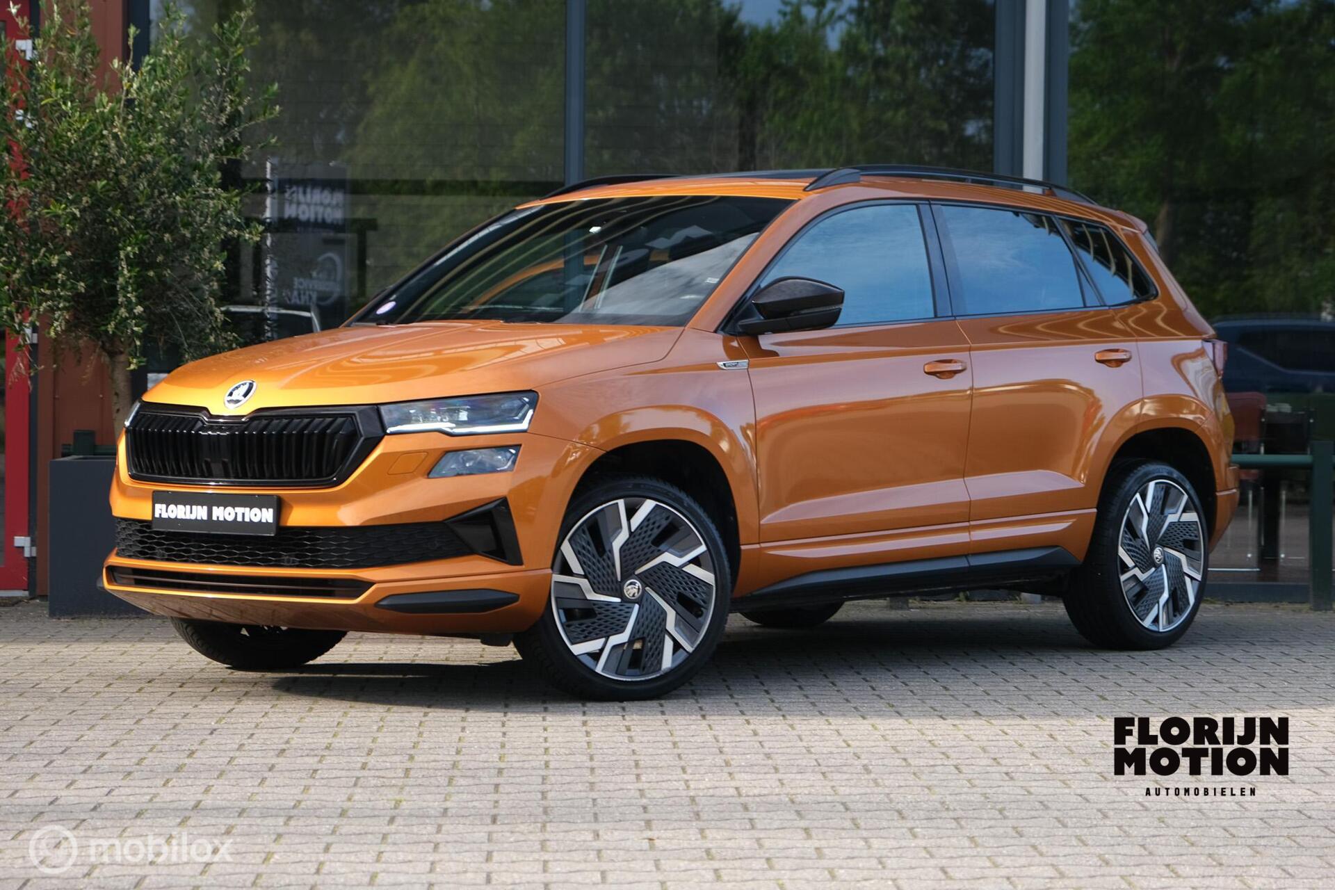 Skoda Karoq 1.5 TSI ACT Sportline Business | Pano | Virtual dash | Trekhaak | Stoel en stuurwielverw. | ACC | Facelift 2023 - voorkant