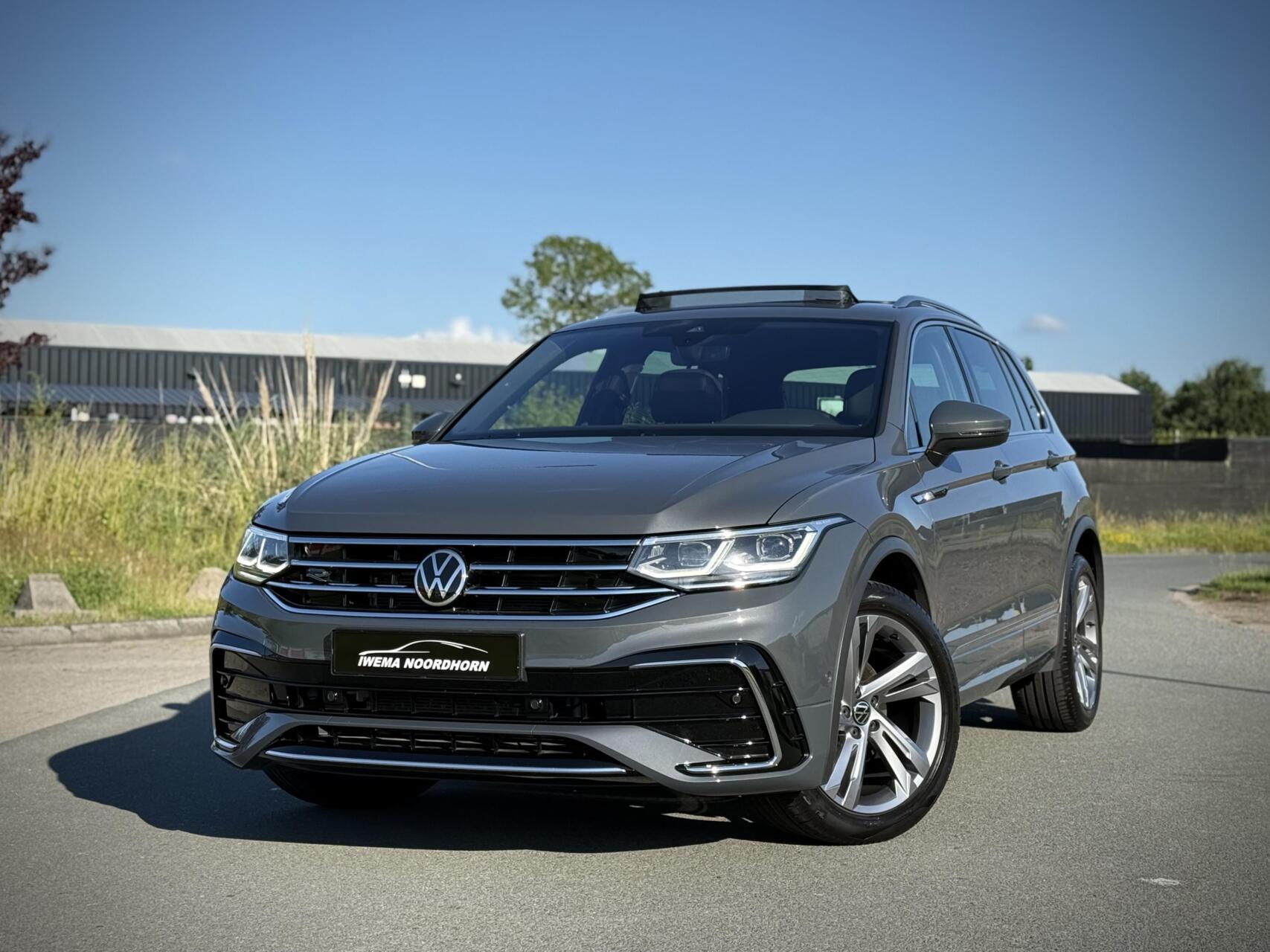 Volkswagen Tiguan 1.5 TSI R-Line Panoramadak|Leer|Elektr. verst. stoelen|Camera|Keyless|Sfeerverlichting|Virtual|Trekhaak|Carplay 2021 - voorkant