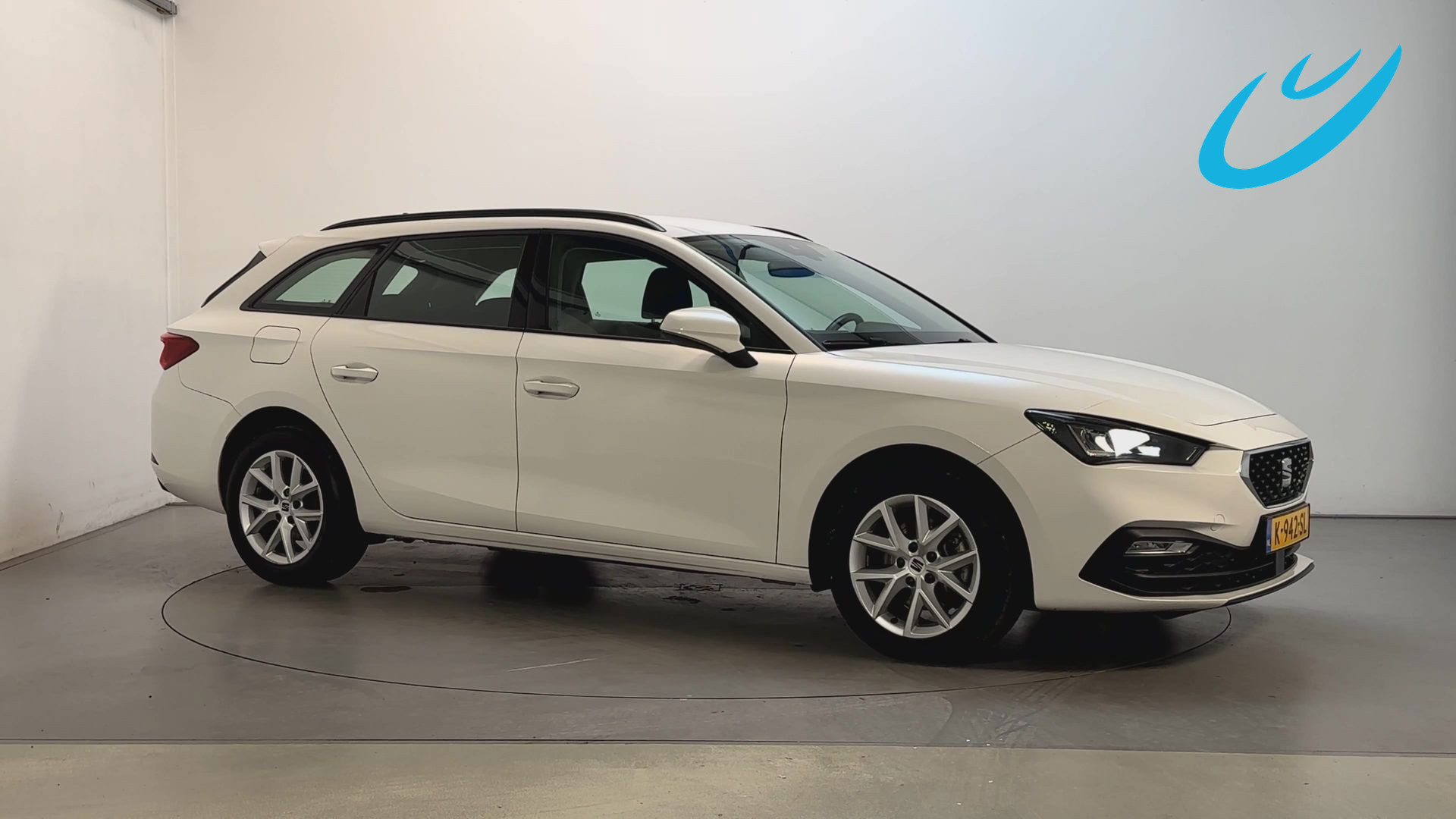 Seat Leon Sportstourer 1.5 TSI Style Parkeersensoren Trekhaak App Connect DAB+ 2021 - voorkant