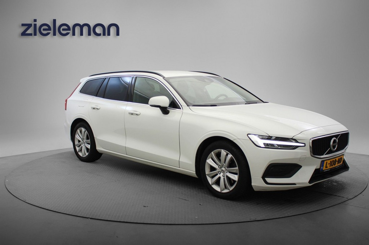 Volvo V60 2.0 B3 Momentum Business Automaat - Carplay, Camera, Digital Cockpit 2021 - voorkant