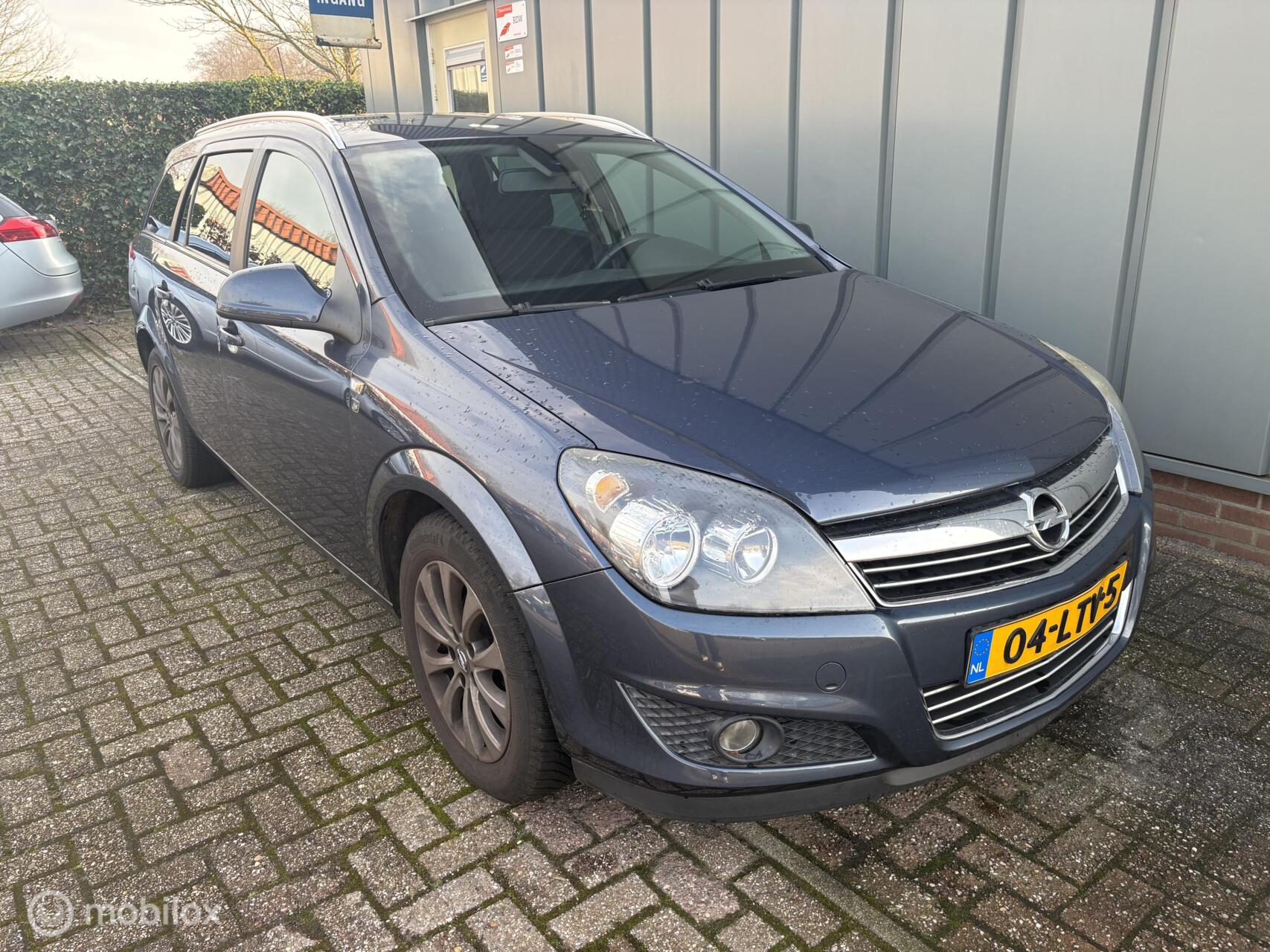 Opel Astra Station Wagon 1.6 111 years Edition 2010 - voorkant