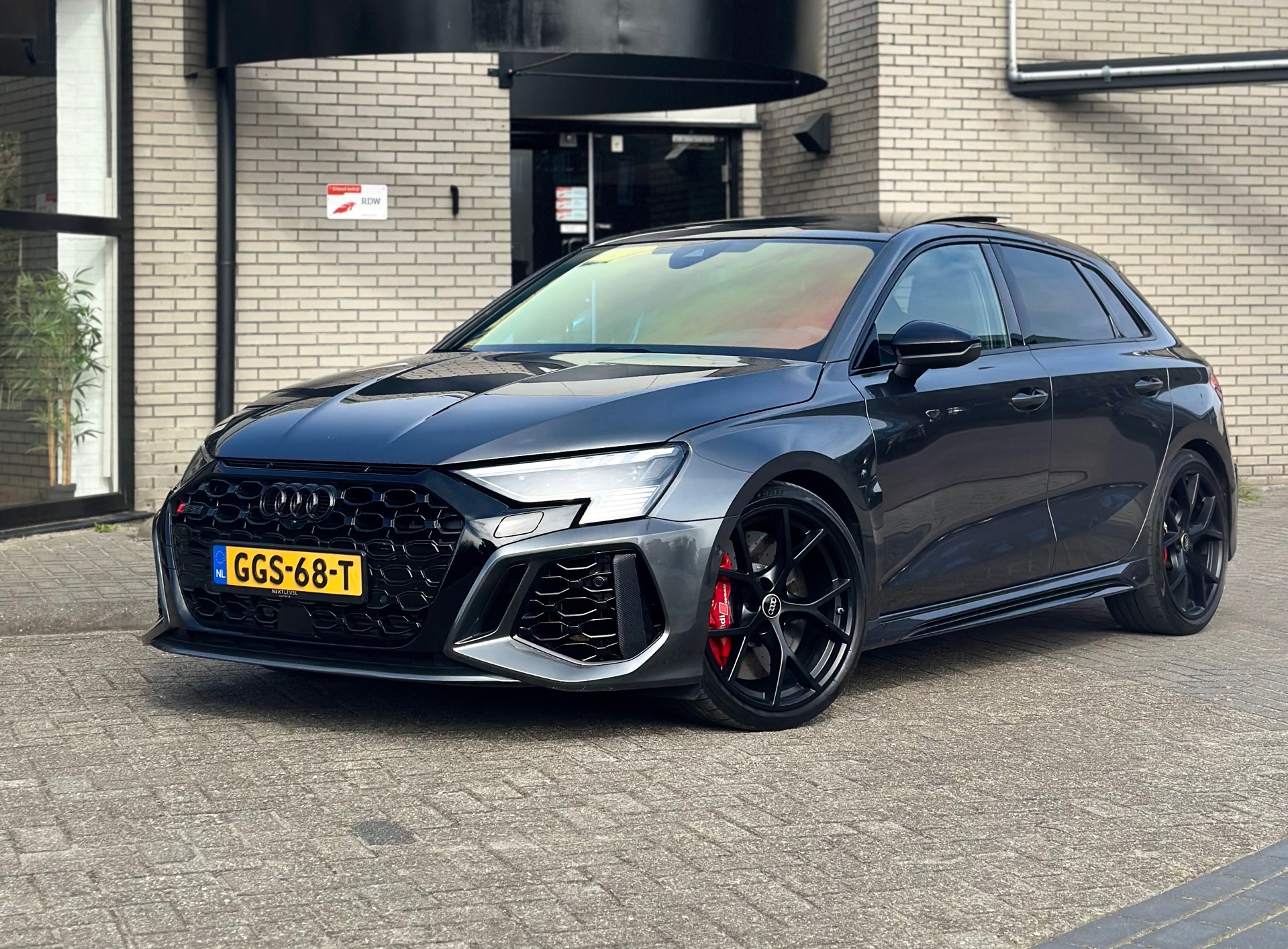 Audi RS 3 Sportback 2.5 TFSI RS3 quattro RS Dynamic ABT Ceramic RS Design RED HUD PANO Matrix LED 2023 - voorkant
