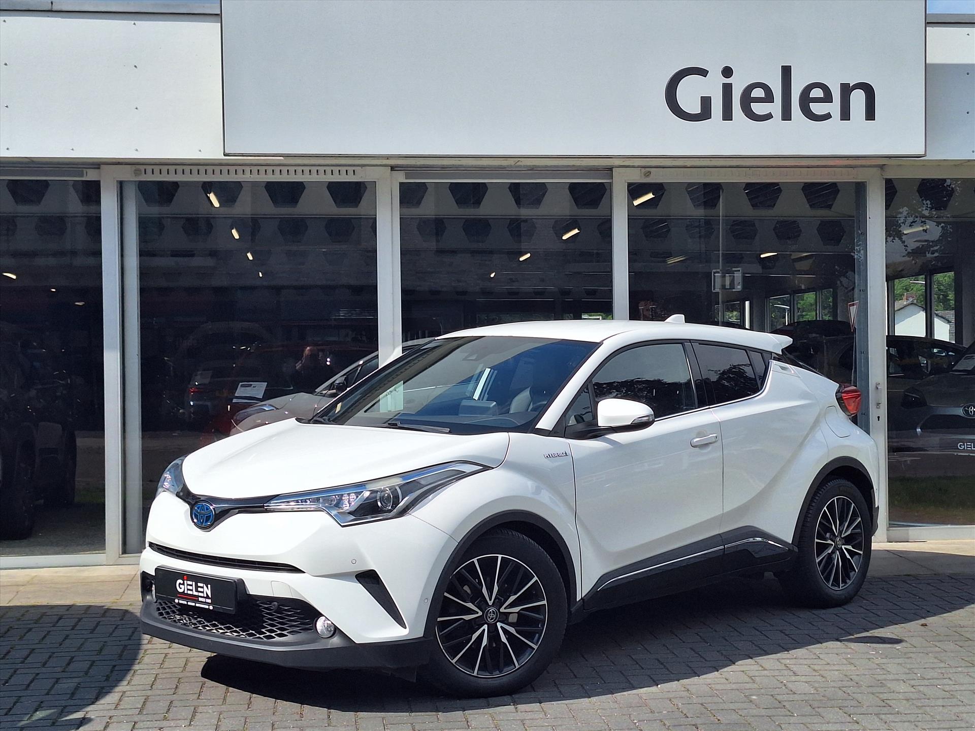 Toyota Toyota C-hr 1.8 Hybrid First Edition | JBL, 18 inch, Parkeersensoren, Stoelverwarming, Half Leer, Keyless, DAB, 2e eigenaar 2016 - voorkant