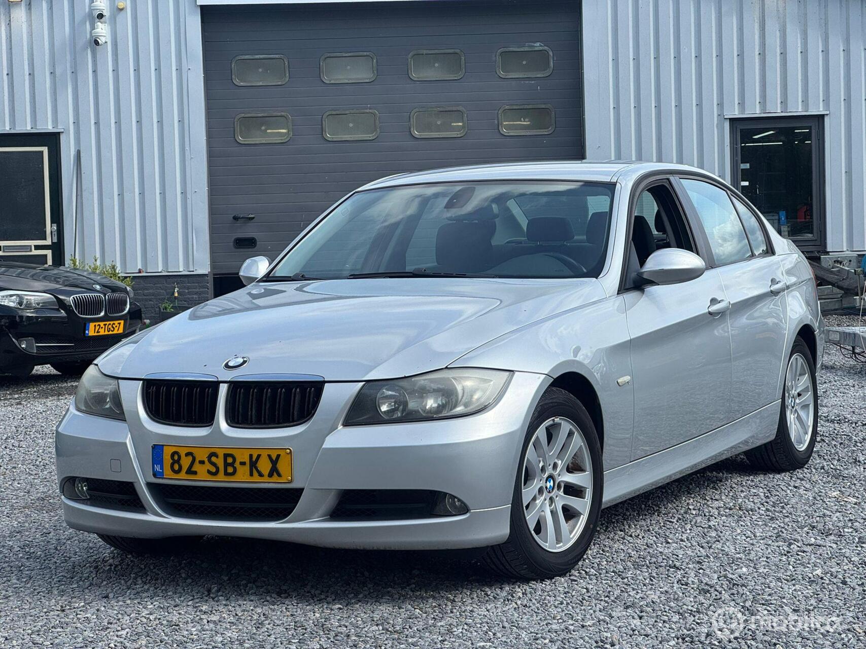 BMW 3er Reihe 320i nw ketting + klepseals 2005 - voorkant