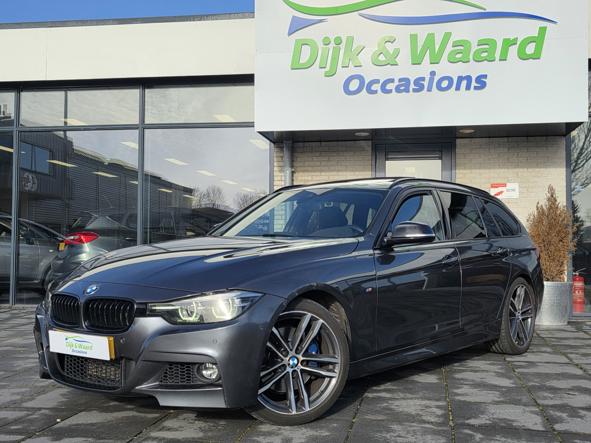 BMW 318i Automaat – Pano – HUD – Leder – Camera – NAP – 2019 - voorkant