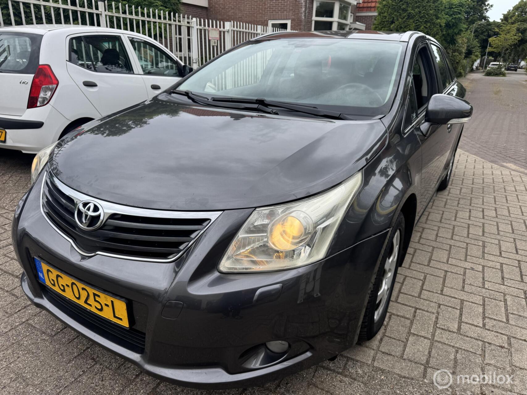 Toyota Toyota Avensis 1.8 VVTi Dynamic 2009 - voorkant