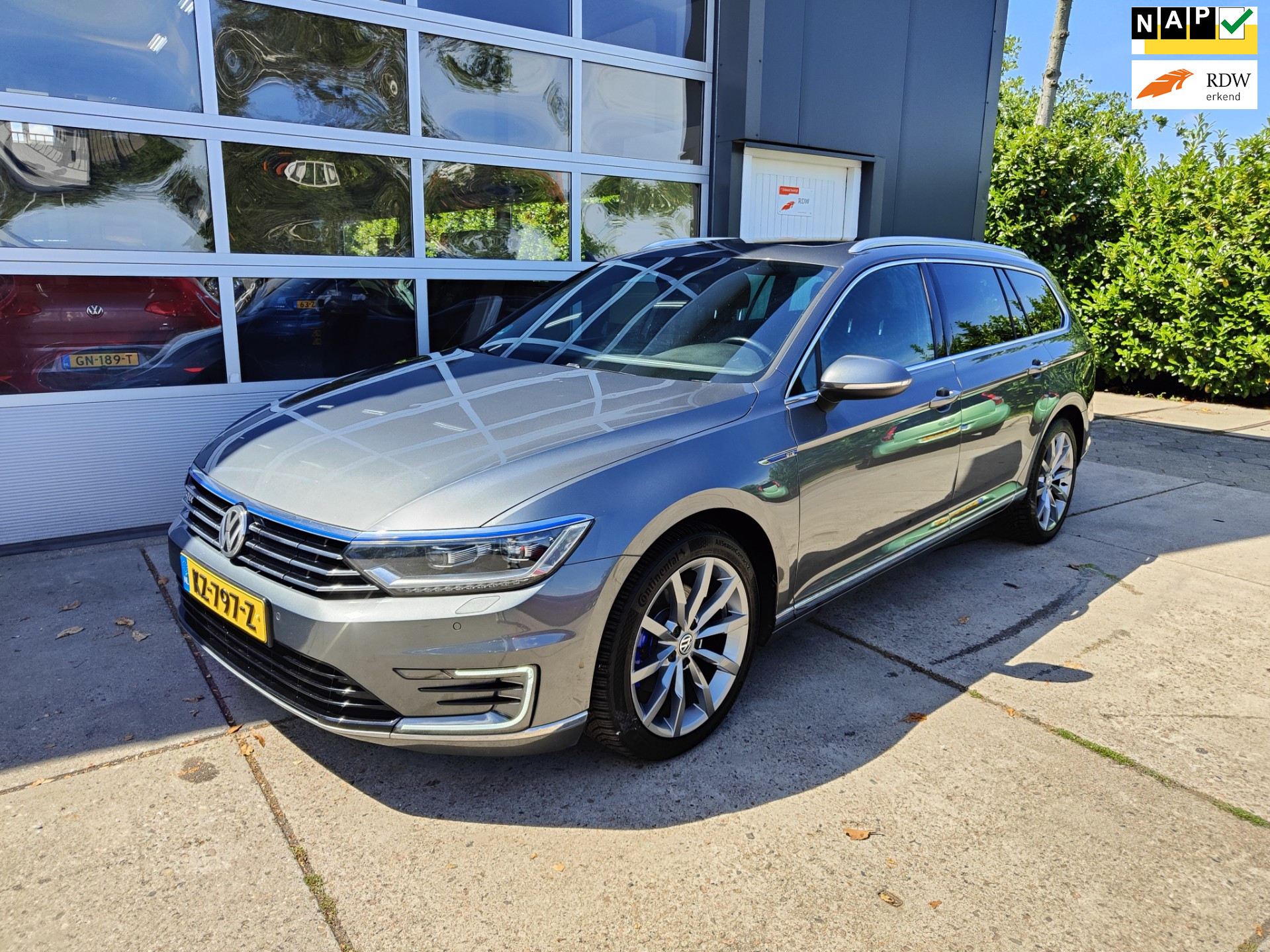 Volkswagen Passat 1.4 TSI GTE Connected Series Plus VIRTUAL COCKPIT / PANORAMA 2016 - voorkant
