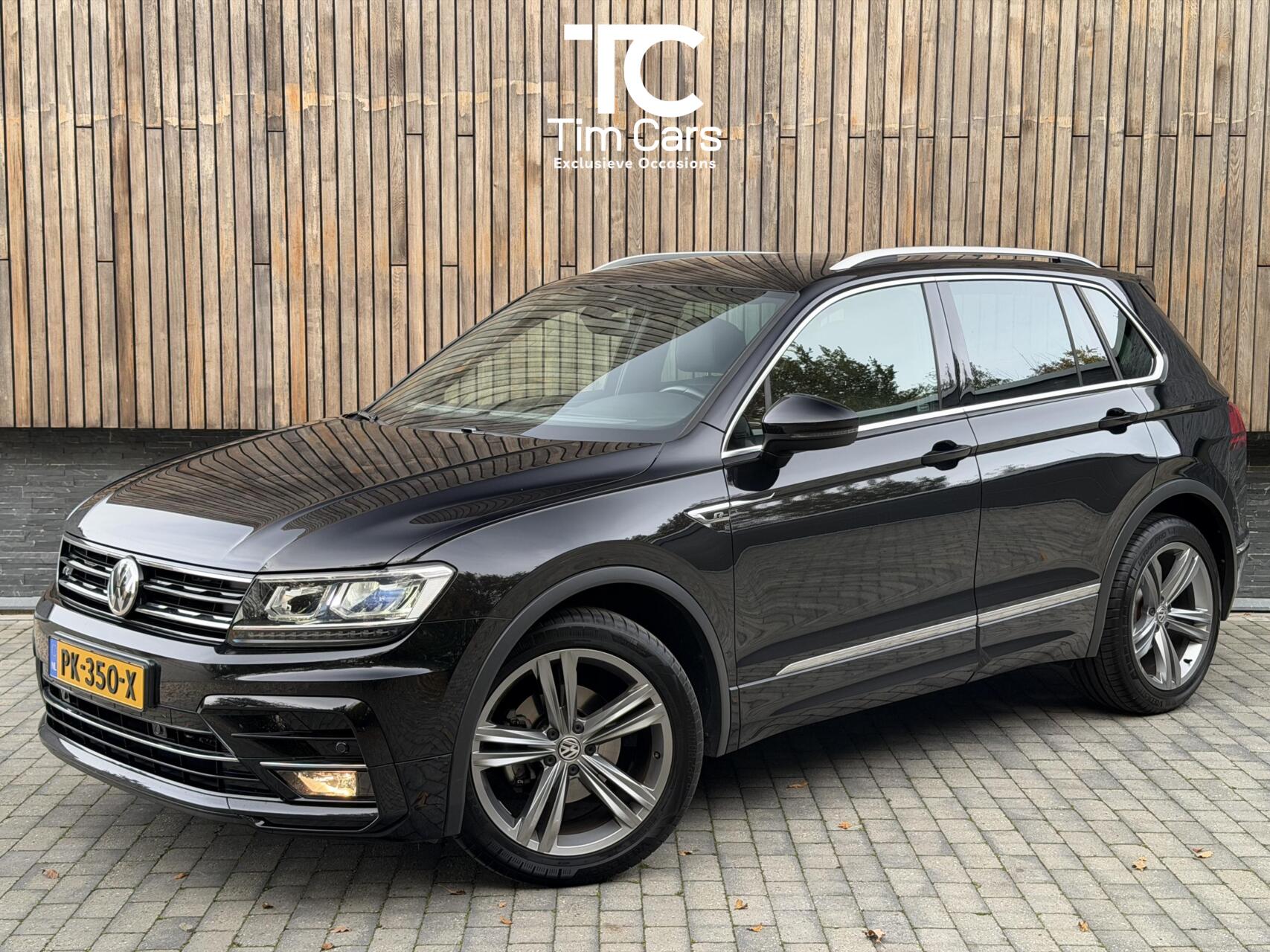 Volkswagen Tiguan 1.4 TSI R-line Handgeschakeld | Half/leer | R-line stuurwiel | LED verlichting | Stoelverwarming | Zwarte hemelbekleding | Apple CarPlay | Adaptieve cruise control | Parkeersensoren voor en achter 2017 - voorkant