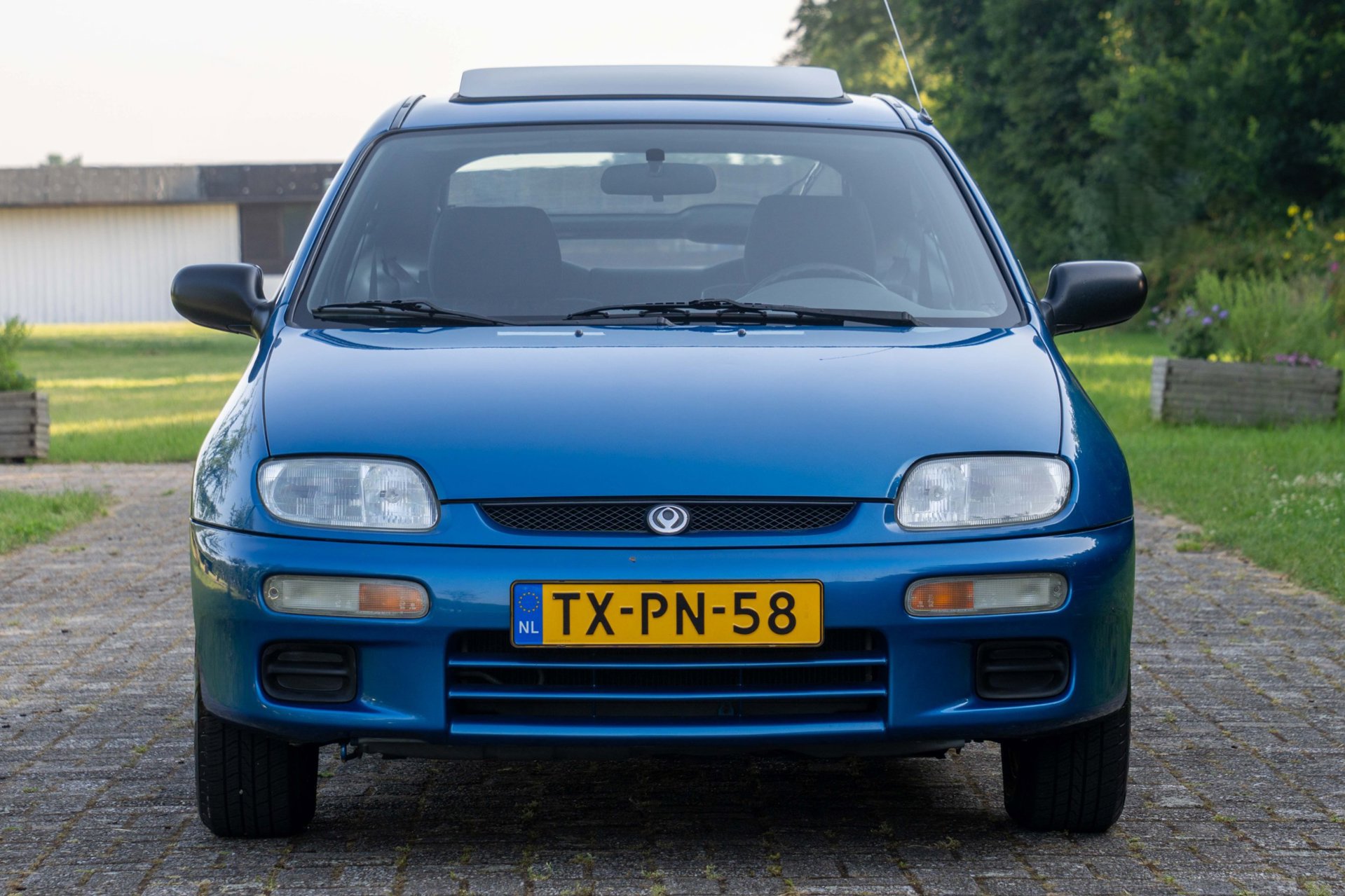 Foto van Mazda Mazda 323