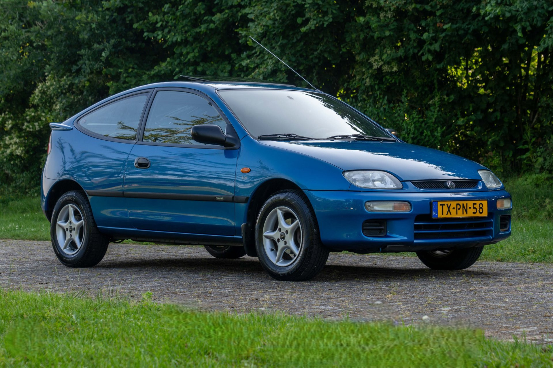 Foto van Mazda Mazda 323