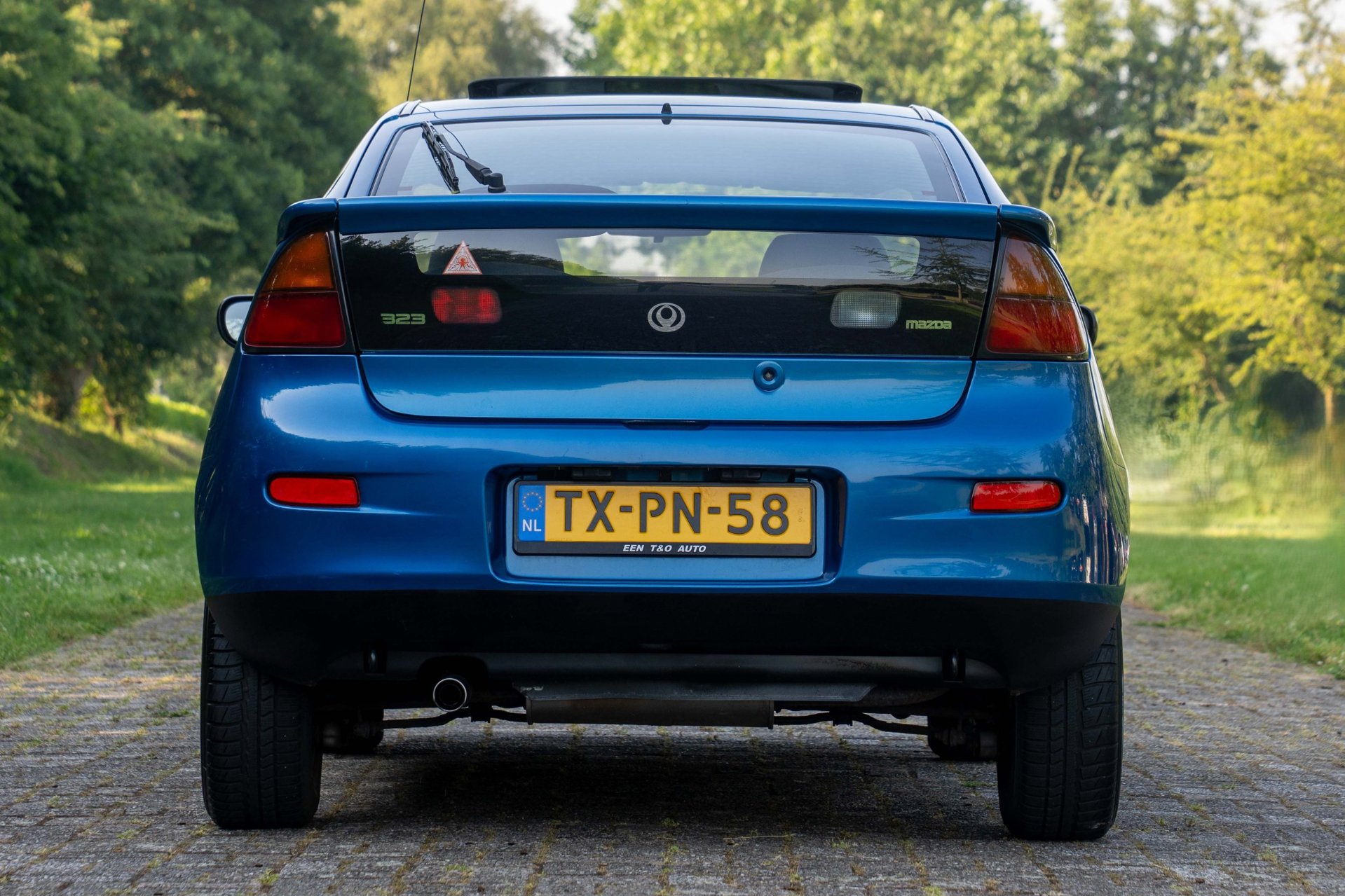 Foto van Mazda Mazda 323