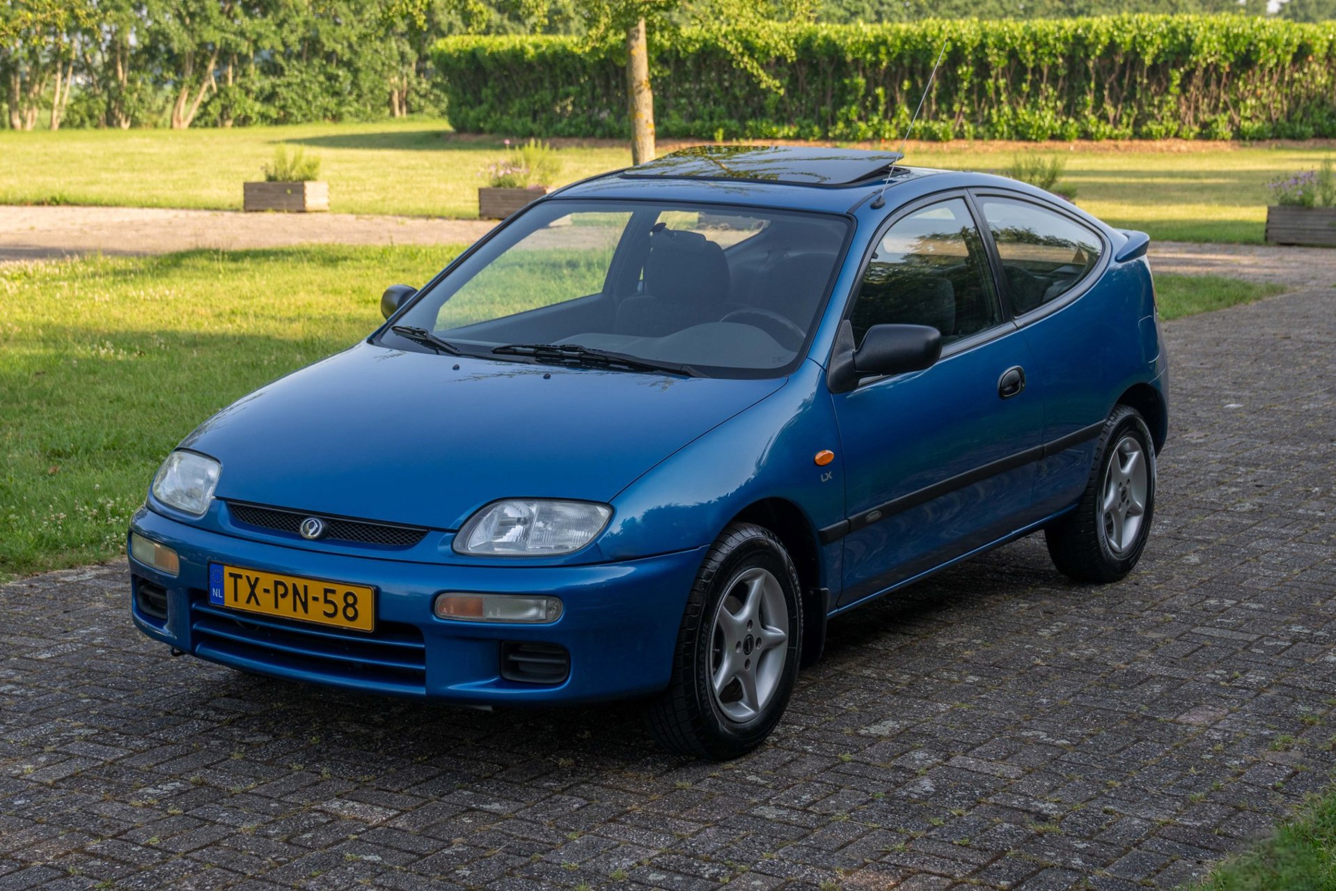 Foto van Mazda Mazda 323