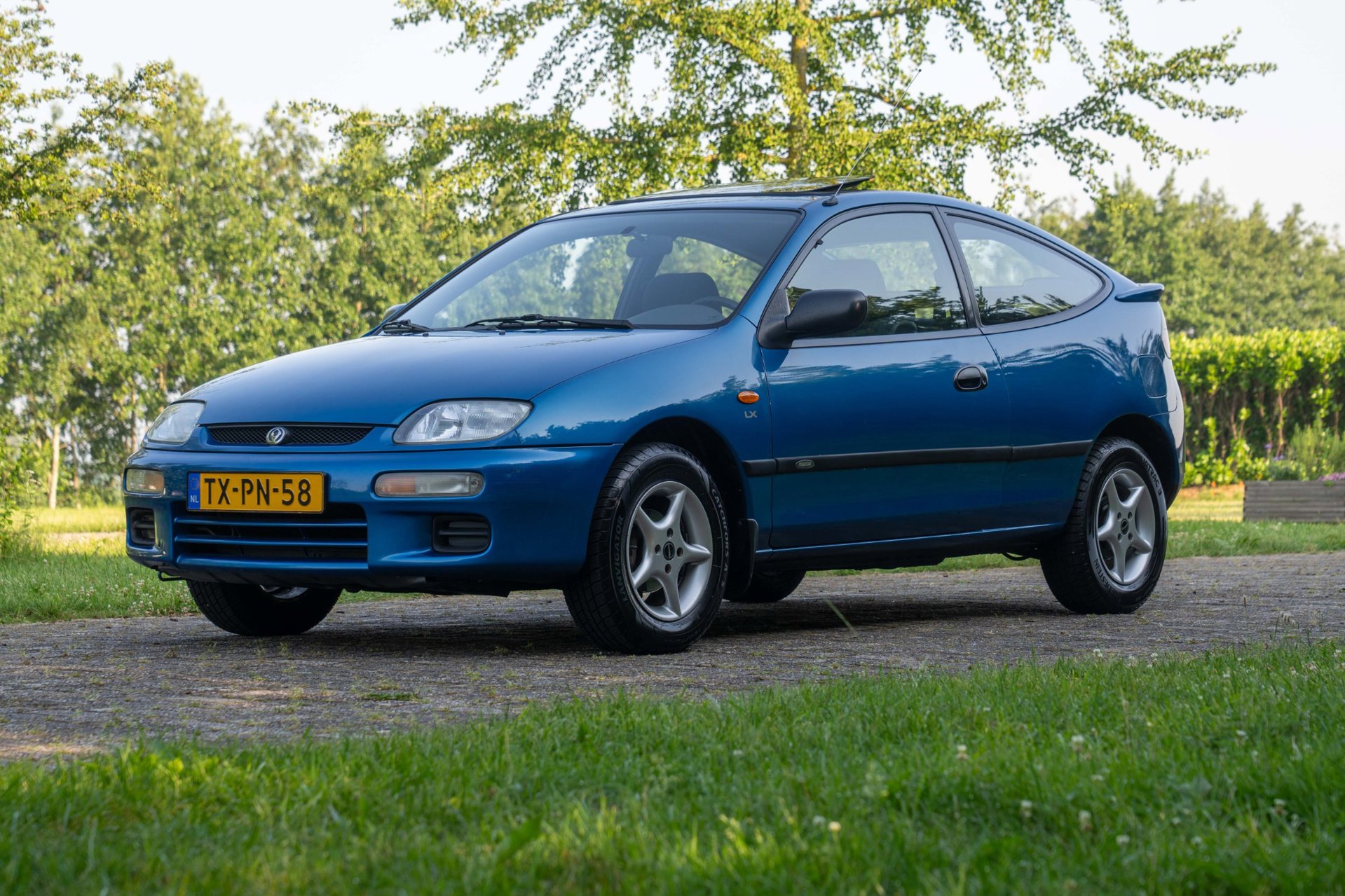 Foto van Mazda Mazda 323