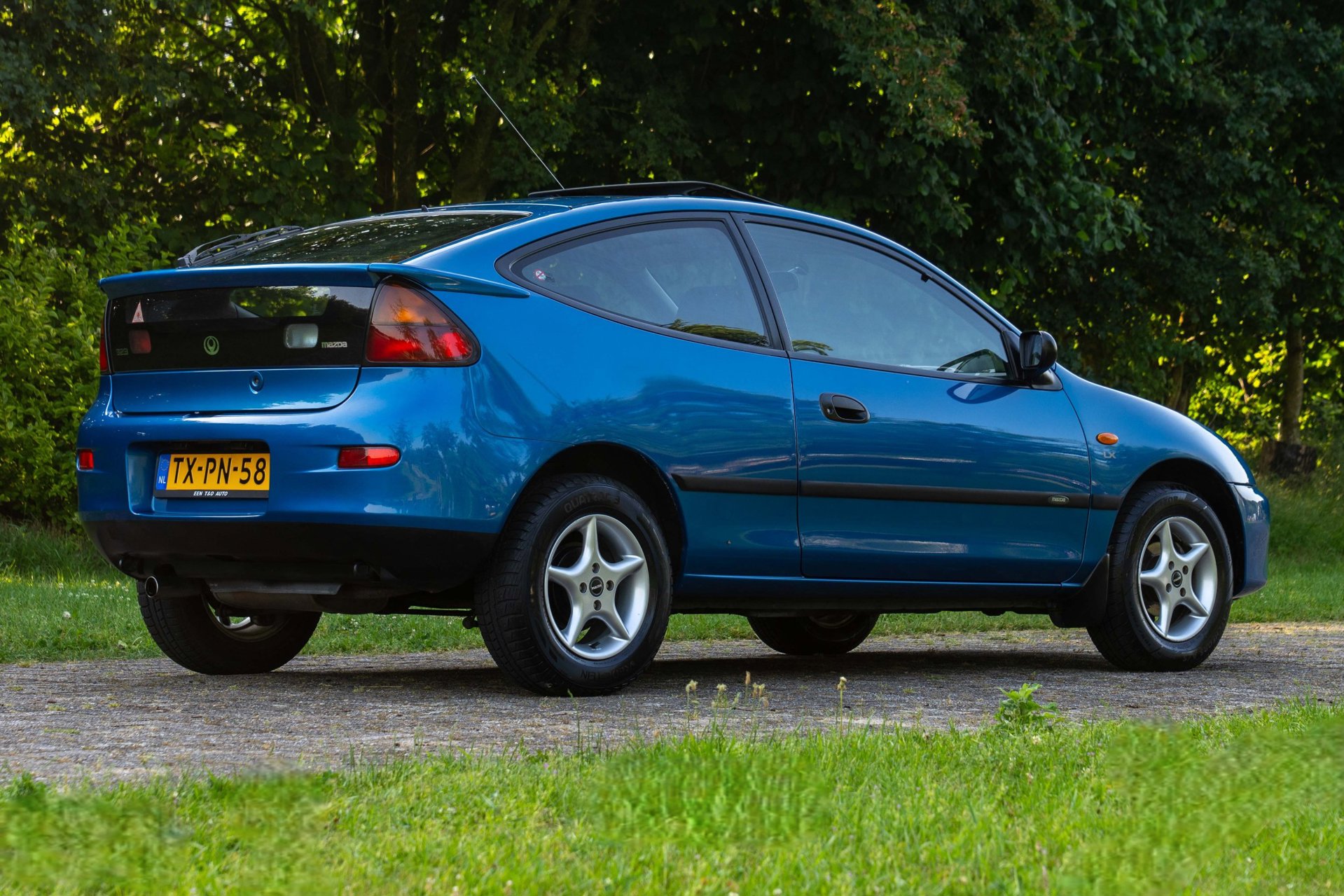 Foto van Mazda Mazda 323